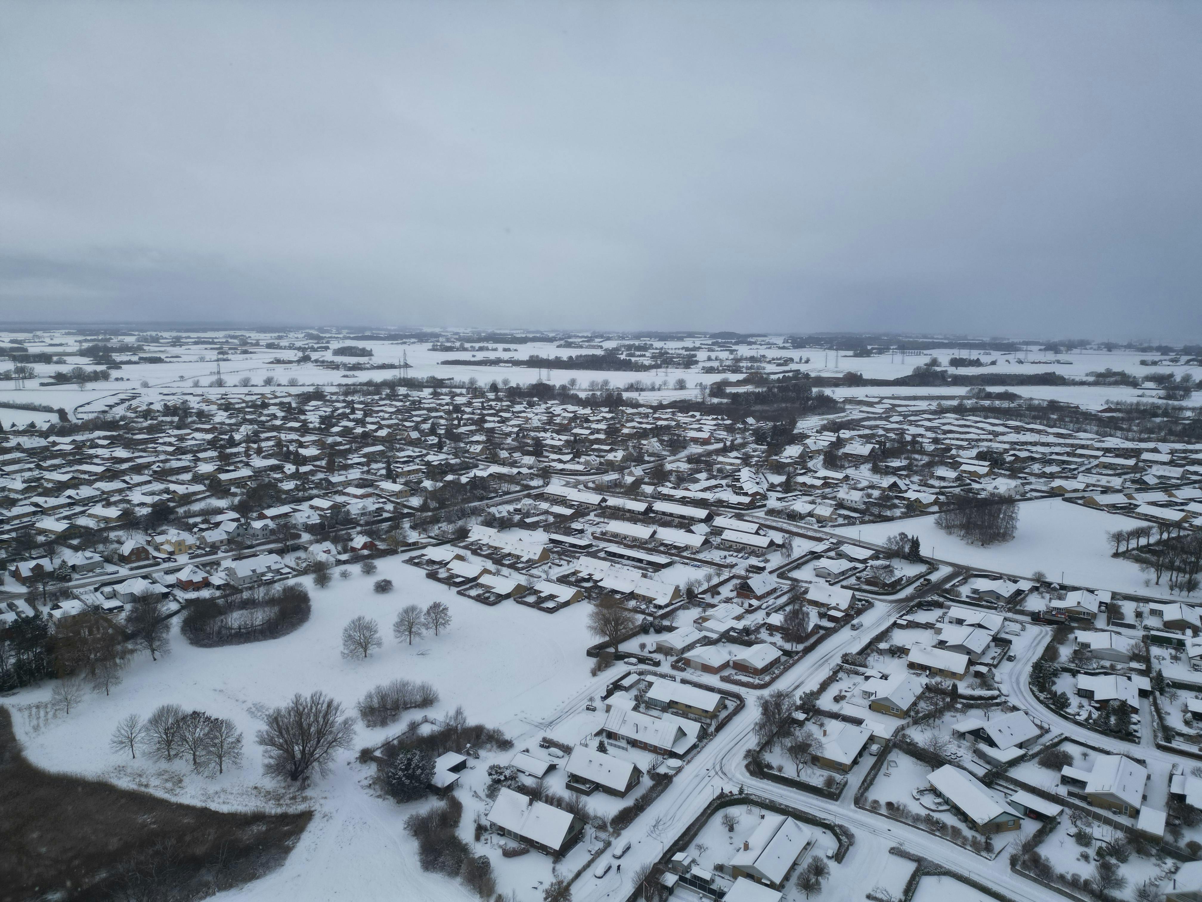 Ugen begynder med snebyger fra syd og frostvejr i hele landet, som man her kan se over Slangerup.