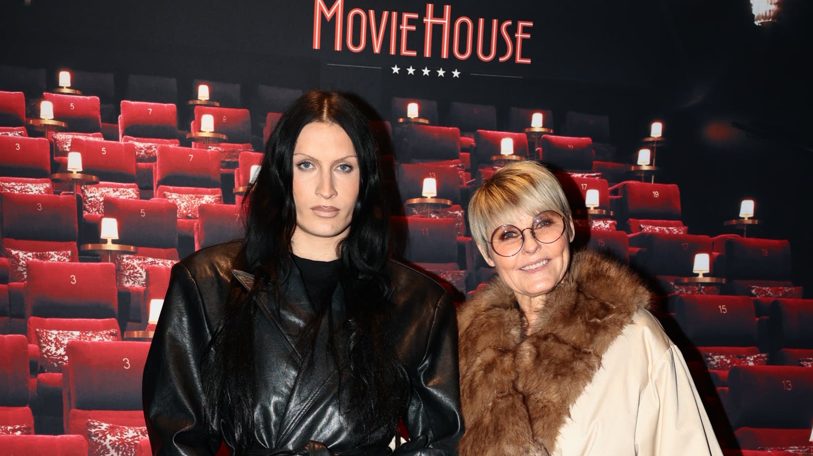 Line Baun Danielsen med sønnen Rasmus til premiere på "No Other Choice" tirsdag aften.