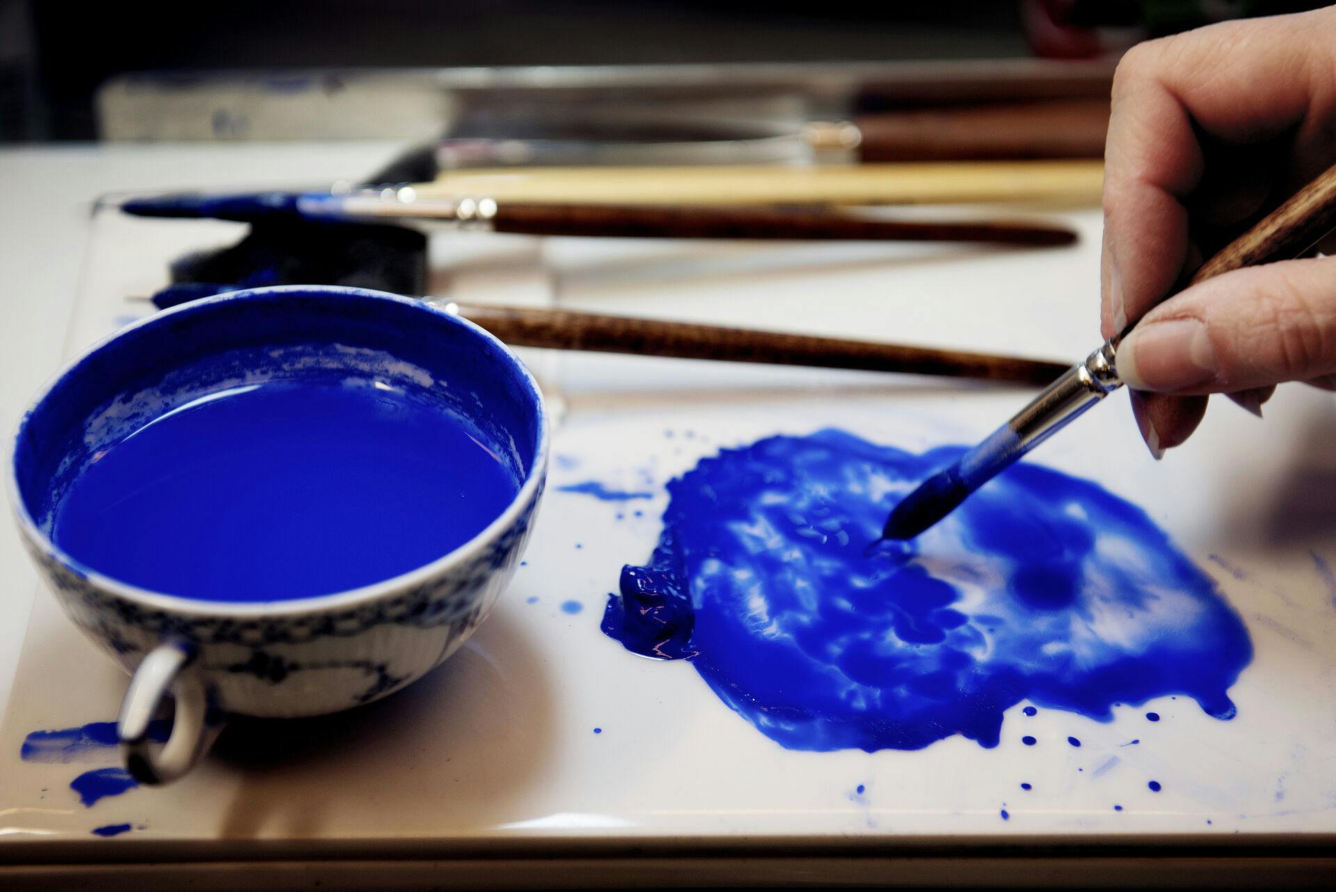 Et næsten usynligt mærke på blot én millimeter skal fremover afsløre ægte varer fra kopier. Teknologien er udviklet af forskere fra Københavns Universitet og testes nu af Royal Copenhagen.