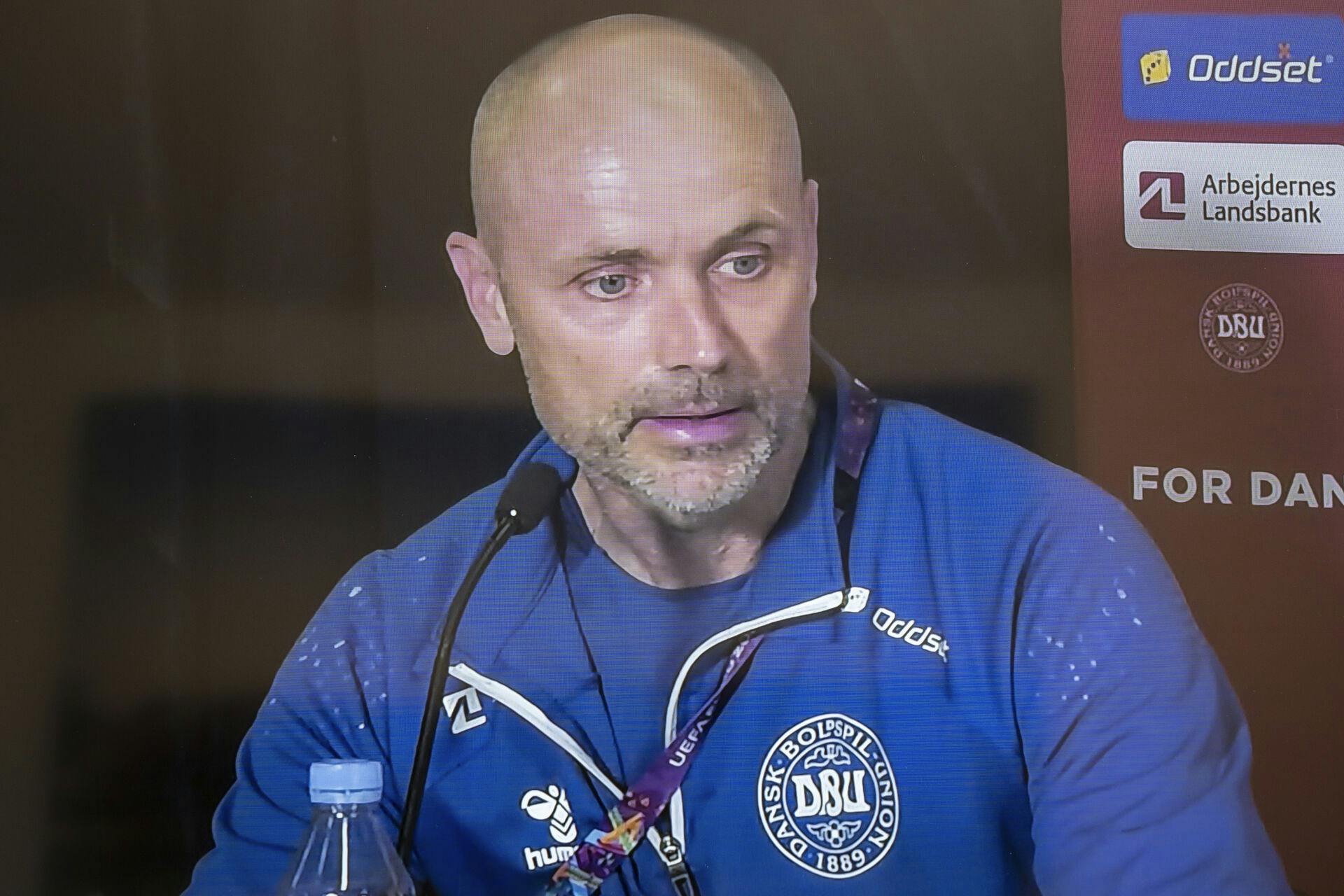 Læge Morten Boesen under digitalt pressemøde fra EM-landsholdslejren.