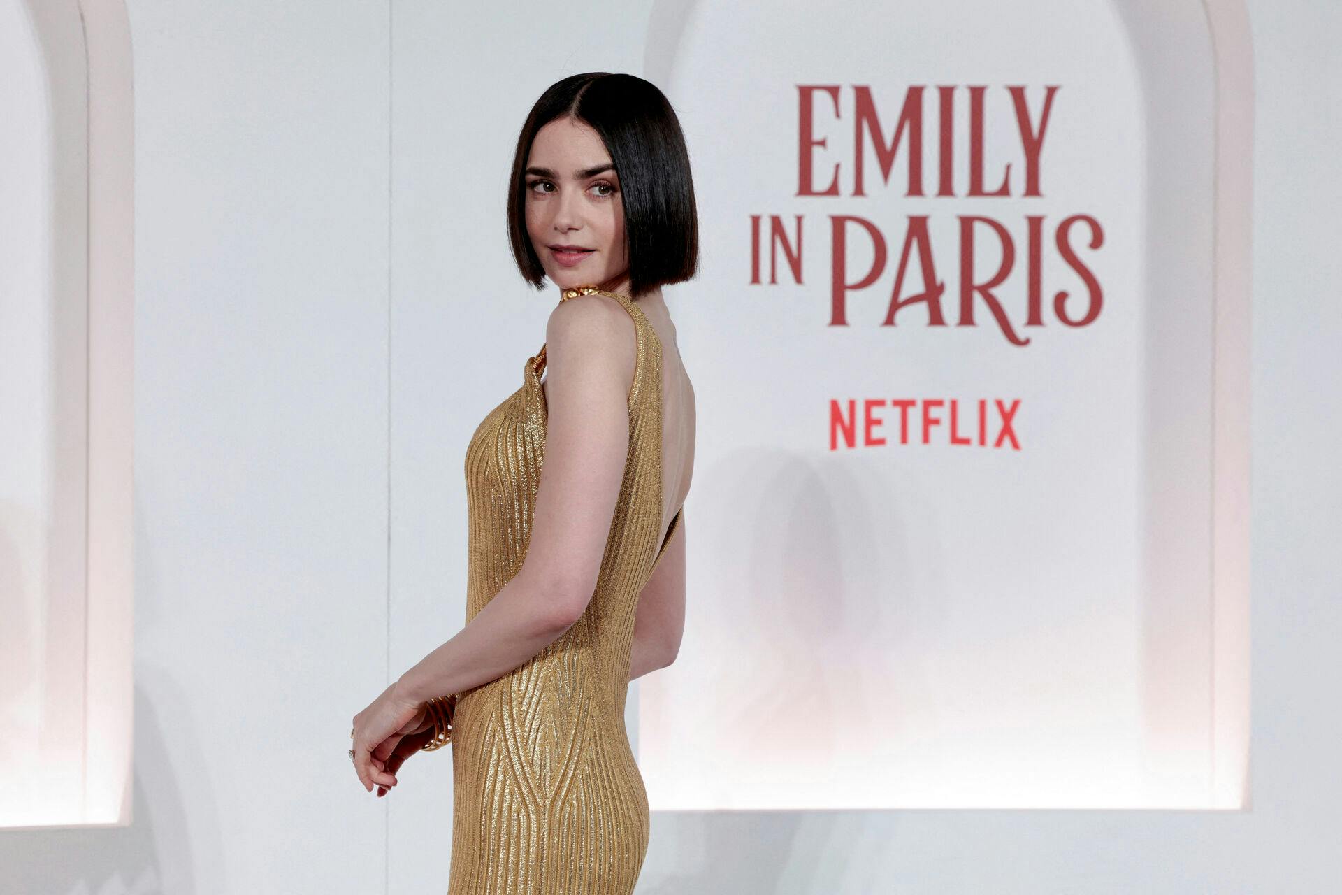Lily Collins spiller hovedrollen som Emily i den populære Netflix-serie "Emily in Paris".