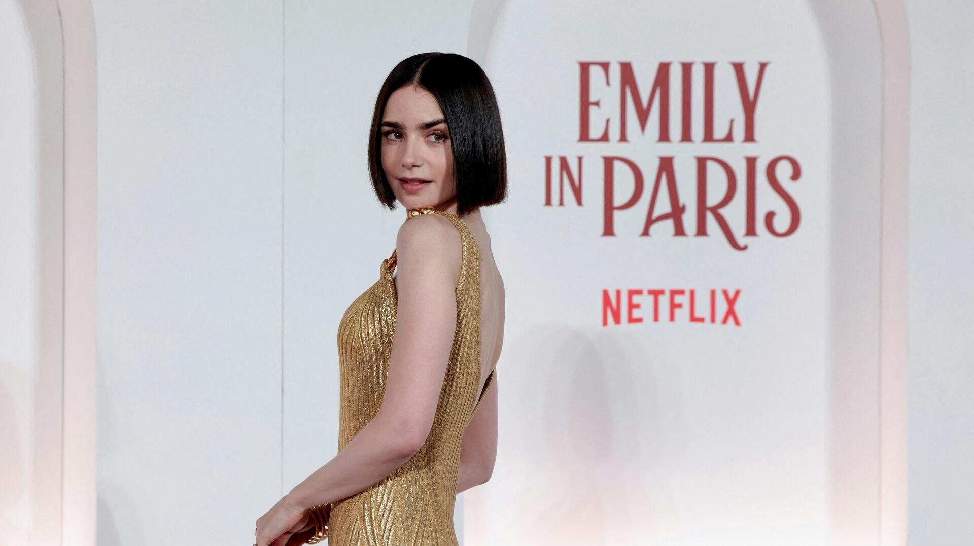 Lily Collins spiller hovedrollen som Emily i den populære Netflix-serie "Emily in Paris".