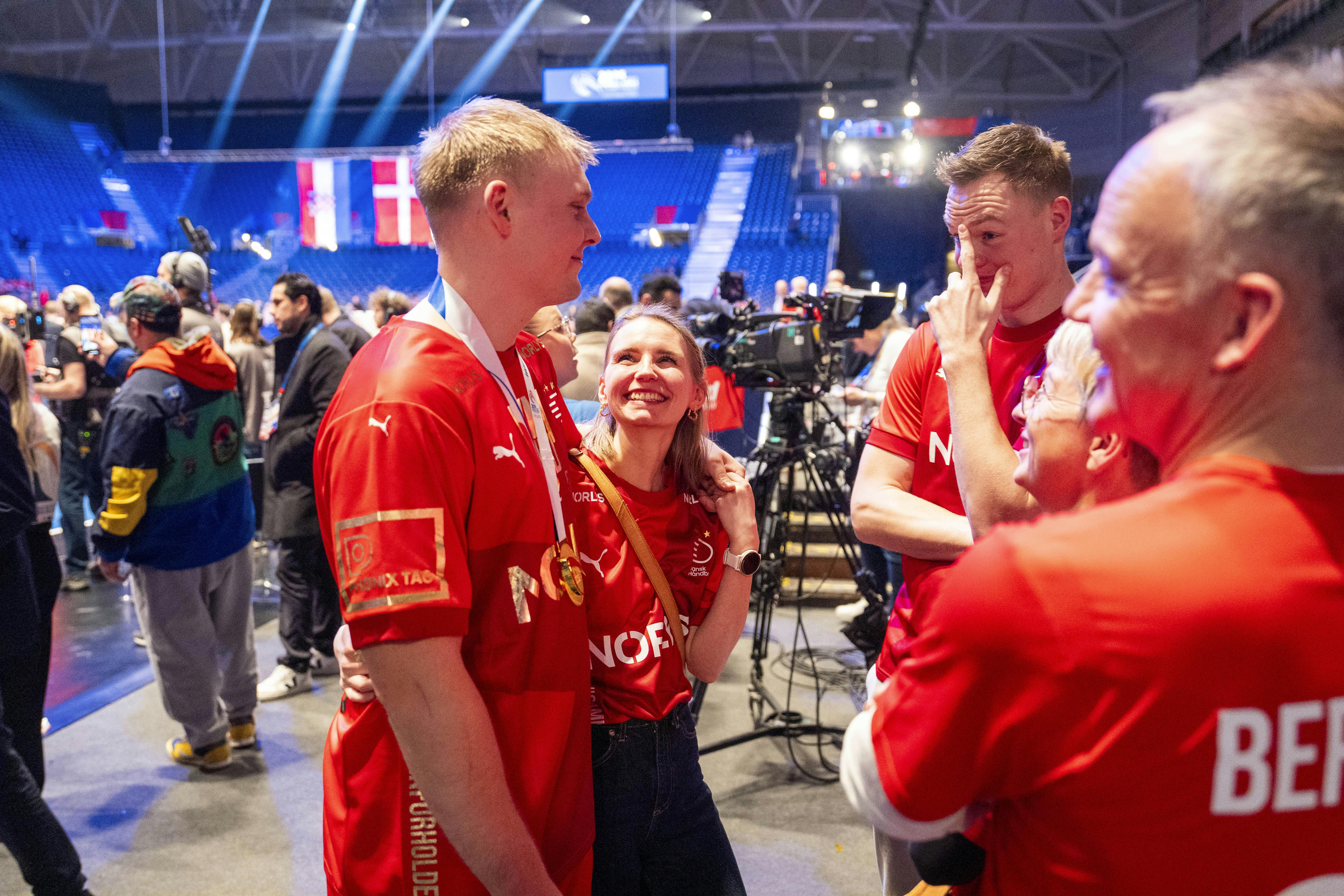 19. januar har Astrid termin, og derfor kan det meget vel ende med, at Emil Bergholt må forlade landsholdslejren, hvis baby melder sin ankomst.