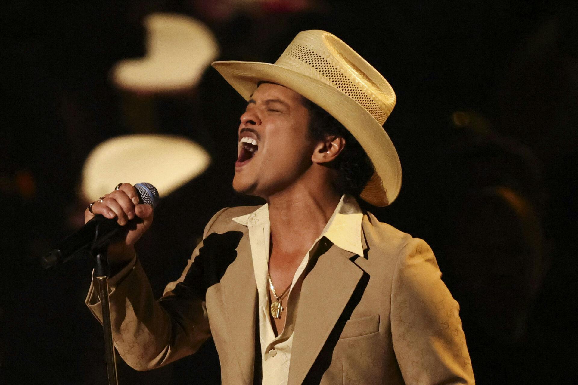 Den 40-årige popstjerne Bruno Mars afslører på X, at hans første soloalbum i ti år nu er færdigt.