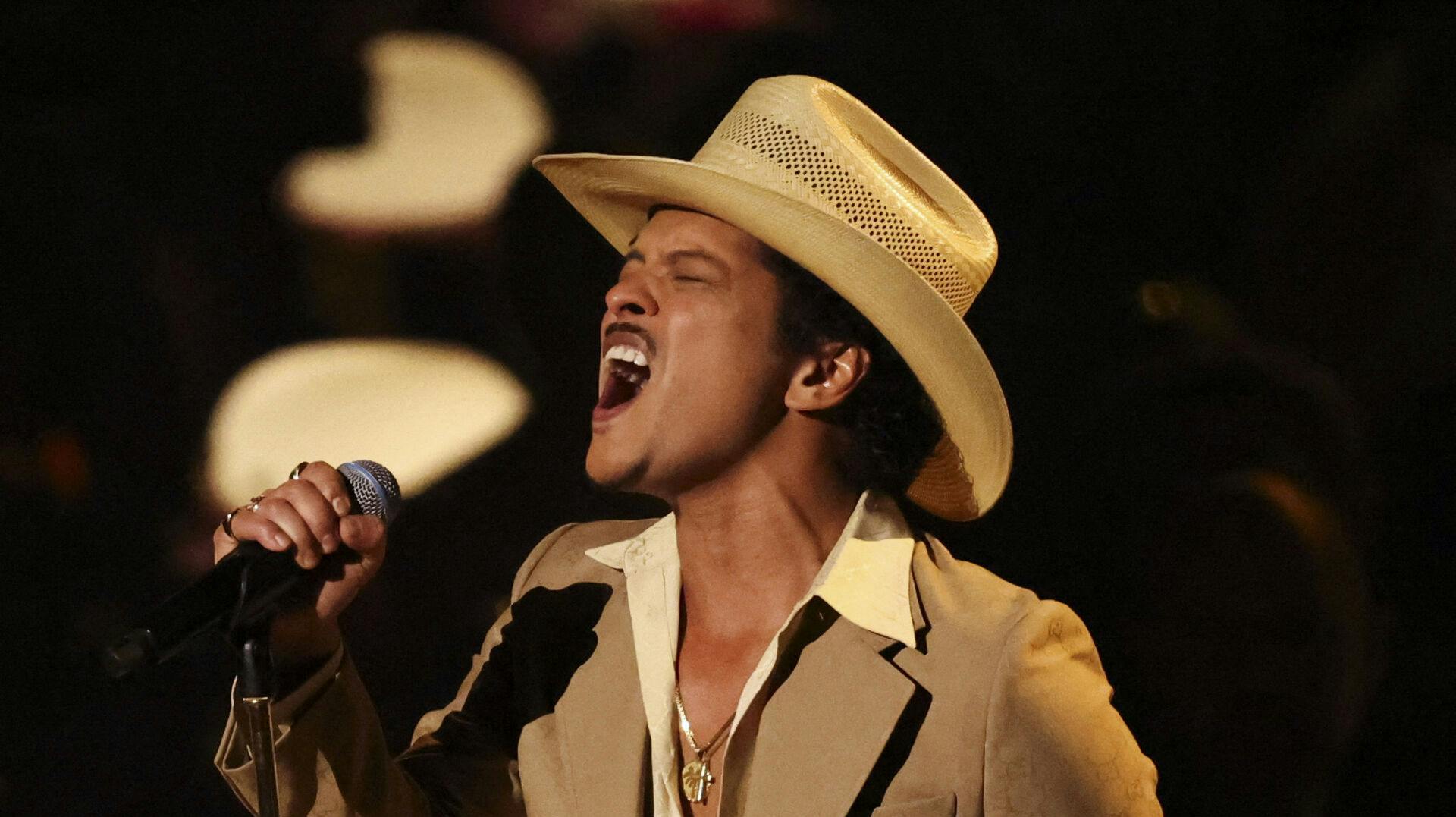 Den 40-årige popstjerne Bruno Mars afslører på X, at hans første soloalbum i ti år nu er færdigt.