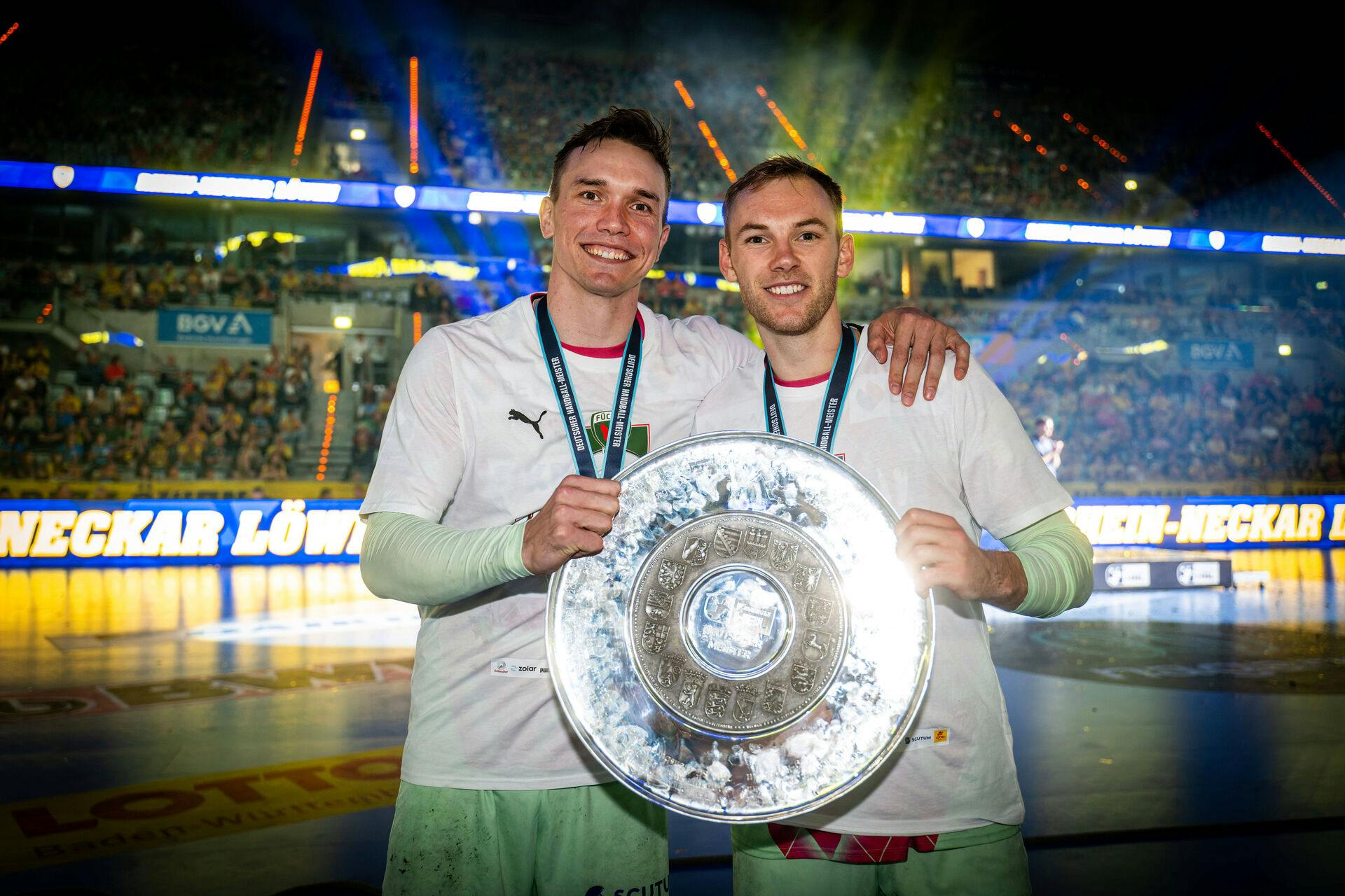 Heldigvis nåede Lasse Andersson og Mathias Gidsel at få et billede sammen med trofæet, inden det blev stjålet fra klubbens kontor.