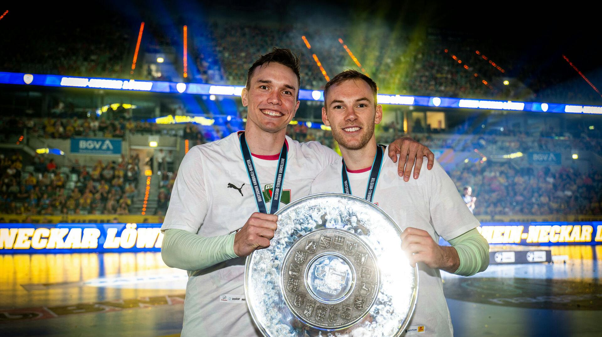 Heldigvis nåede Lasse Andersson og Mathias Gidsel at få et billede sammen med trofæet, inden det blev stjålet fra klubbens kontor.