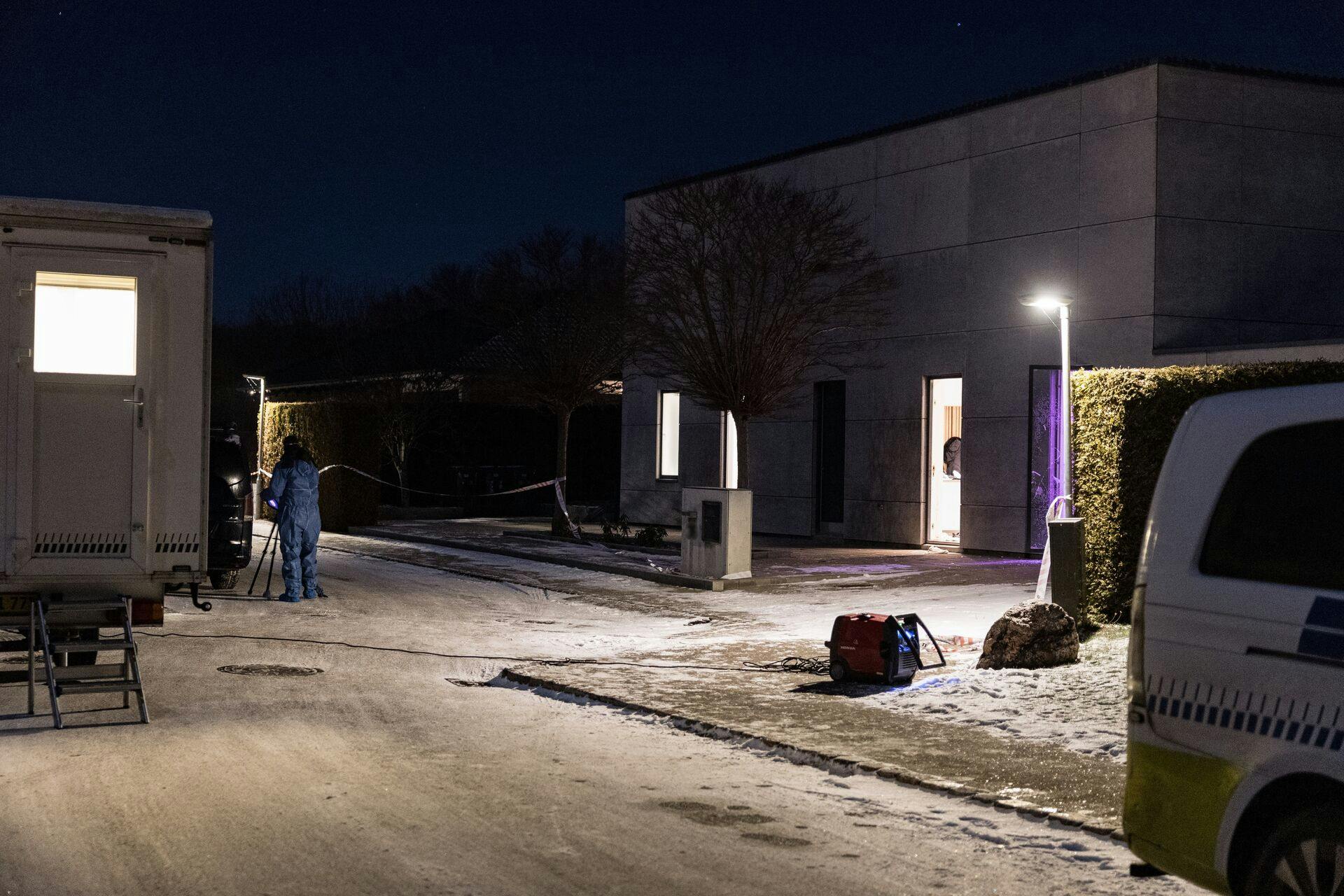 Politiet er til stede på Brombærvej søndag aften / natten til mandag, hvor man har afspærret en villa mandag den 5. januar 2026. (Foto: Steven Knap/Scanpix 2026)