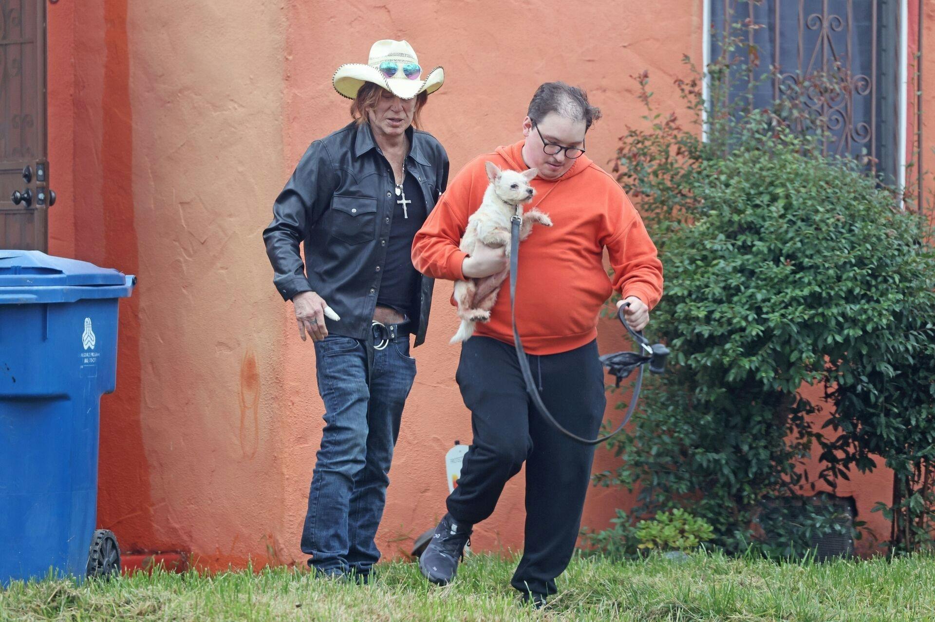 Mickey Rourke ses her sammen med en ukendt bekendt ved huset, som filmstjerne i dag erkender, at han er i fare for at miste. Men indsamlingen kender han intet til.