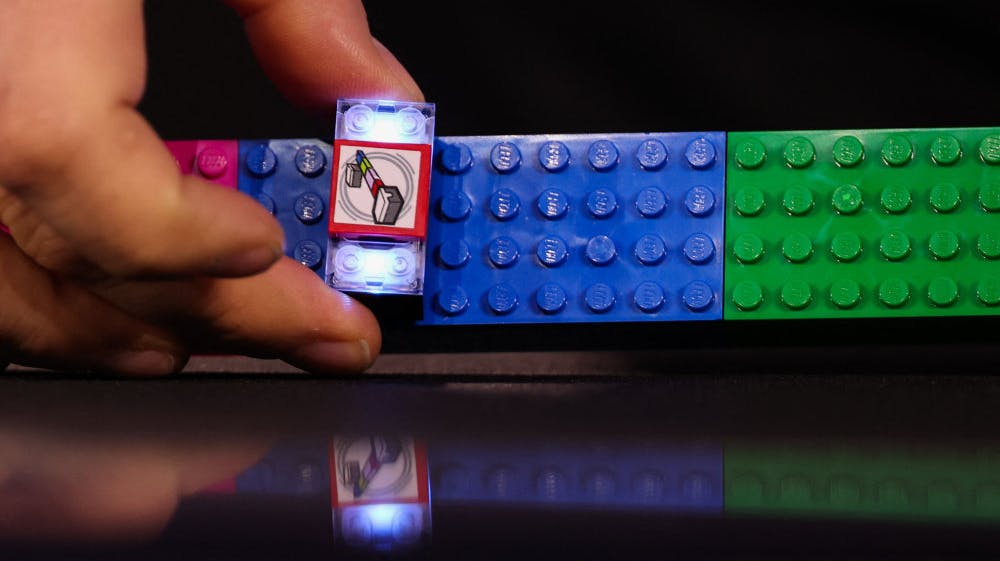 Legos nye klods ligner den klassiske Legoklods i størrelsen, men den kan skifte farve, alt efter hvad man sætter den fast på af andre klodser. - Foto: Patrick T. Fallon/Ritzau Scanpix