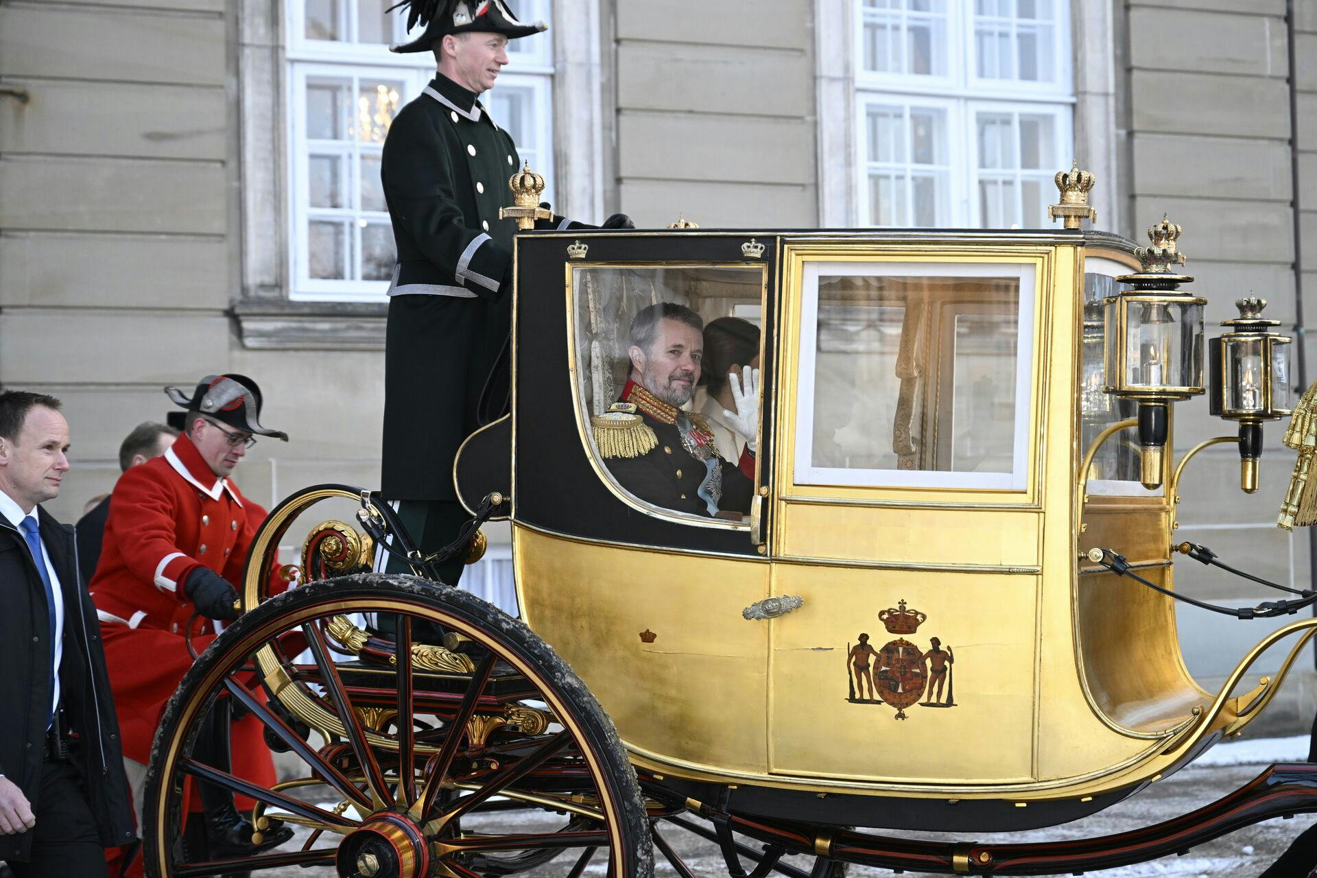 Kong Frederik og dronning Mary ankommer i den historiske guldkaret, eskorteret af Gardehusarregimentets Hesteskadron, til den traditionsrige nytårskur på Christiansborg Slot tirsdag formiddag.
