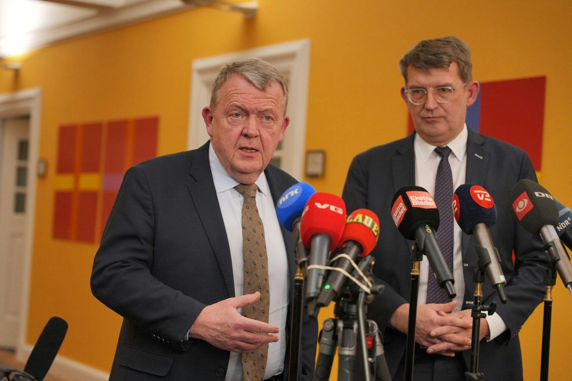 Det Udenrigspolitiske Nævn mødes i dag. Det eneste punkt på dagsordenen er Danmarks forhold til USA. Udenrigsminister Lars Løkke Rasmussen (M) og forsvarsminister Troels Lund Poulsen (V) deltager, tirsdag den 6. januar 2026.