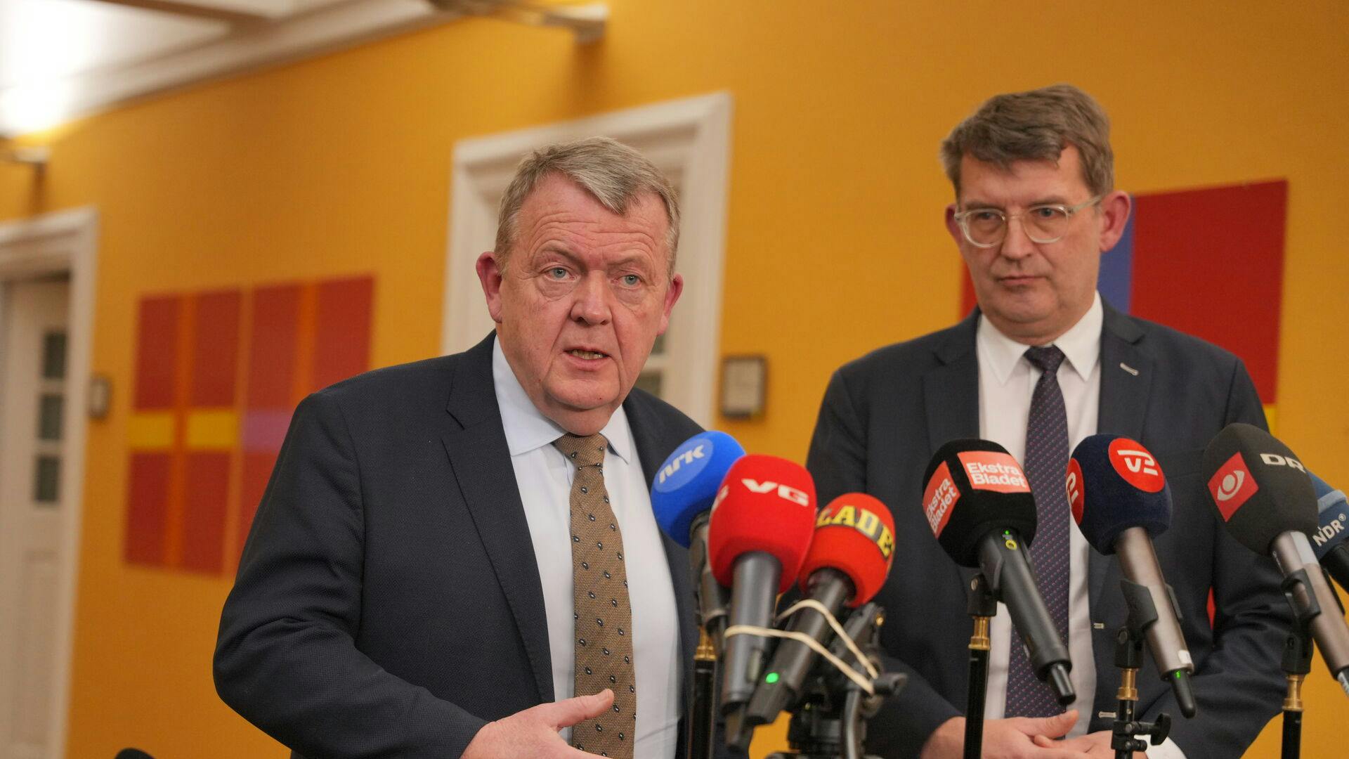 Det Udenrigspolitiske Nævn mødes i dag. Det eneste punkt på dagsordenen er Danmarks forhold til USA. Udenrigsminister Lars Løkke Rasmussen (M) og forsvarsminister Troels Lund Poulsen (V) deltager, tirsdag den 6. januar 2026.