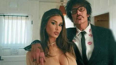 Tommy Lee (h) forlod Brittany Furlan (v), da skandalen kom ud sidste år, men de har siden fundet sammen igen. Nu bliver hun dog beskyldt for at have stalket Ronnie Radke igen.