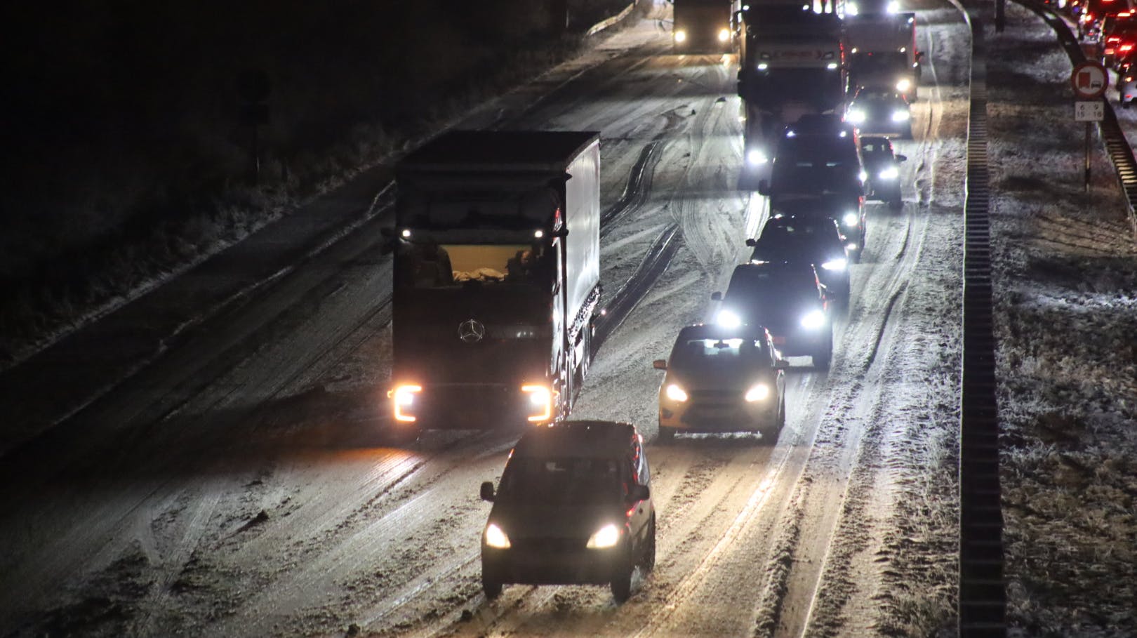 Der er opstået en kilometerlang kø på grund af lastbilerne, der har problemer med at komme op ad en bakke på motorvejen.