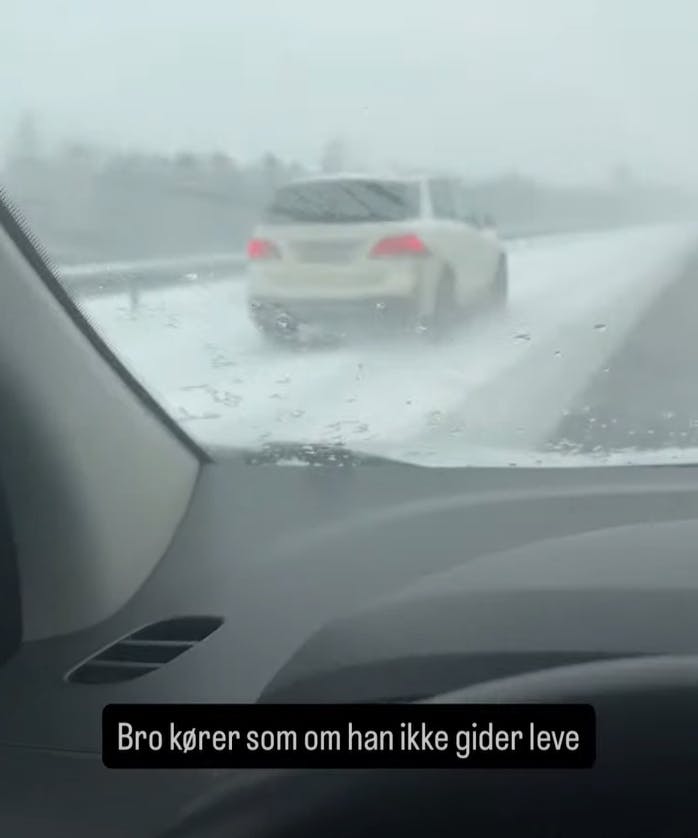 Christian Hansen brugte sin telefon, mens han selv kørte, til at dokumentere andre bilisters kørsel.