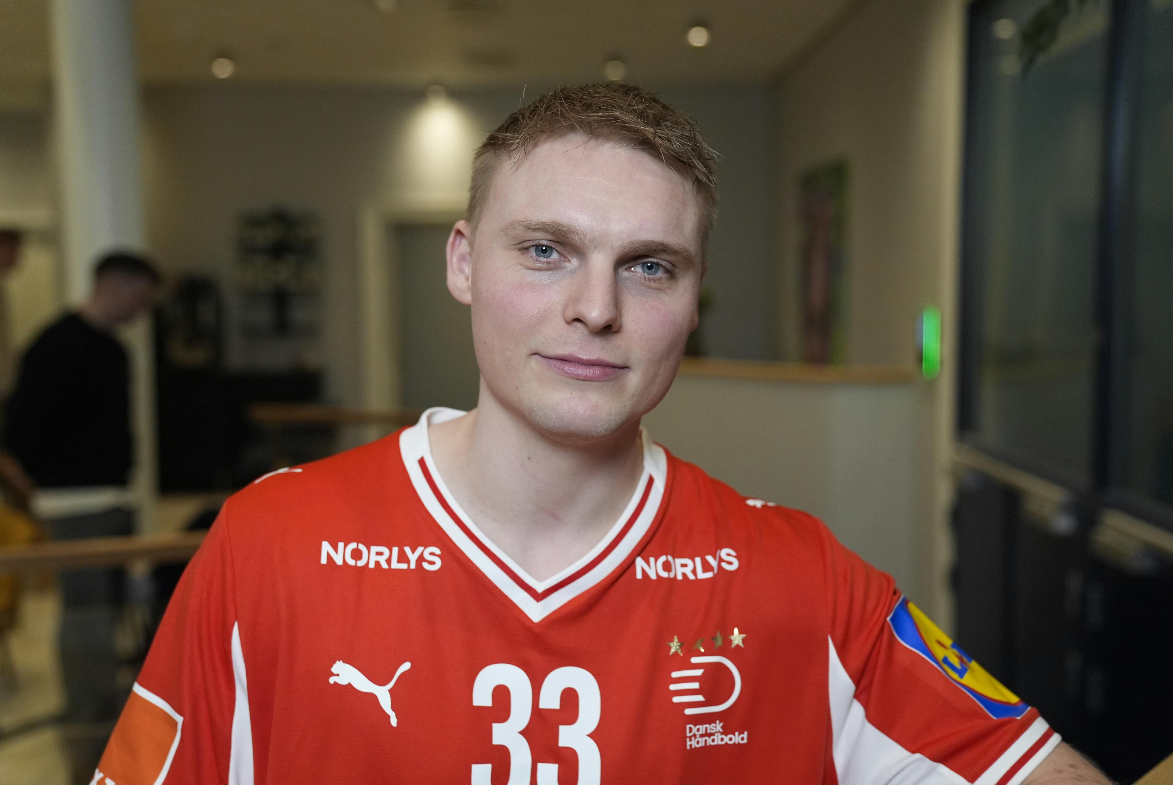 Ikke nok med, at Emil Bergholt skal forsøge at kæmpe EM-guldet hjem til Danmark, så har kæresten Astrid også termin midt under slutrunden.