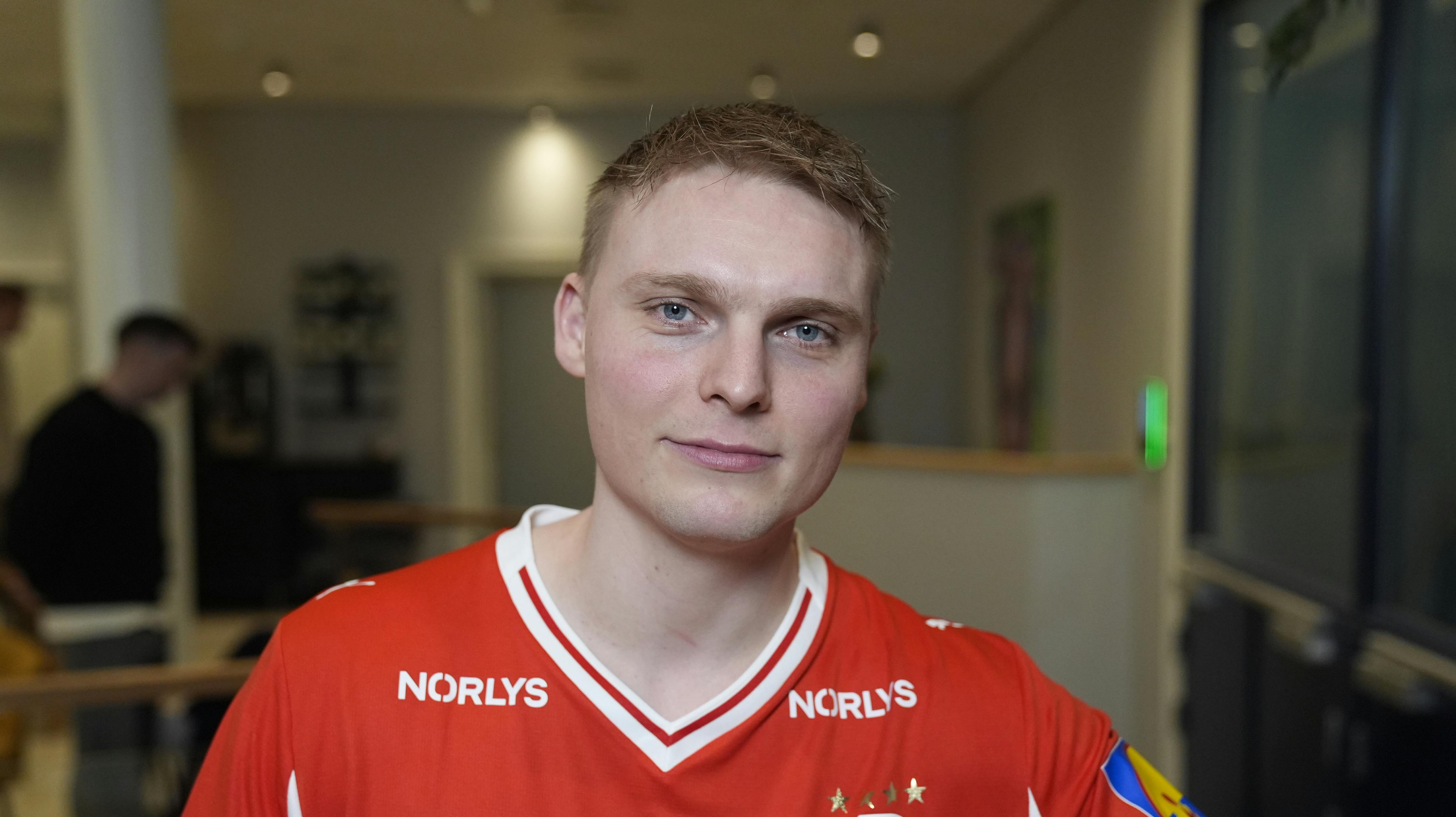 Ikke nok med, at Emil Bergholt skal forsøge at kæmpe EM-guldet hjem til Danmark, så har kæresten Astrid også termin midt under slutrunden.