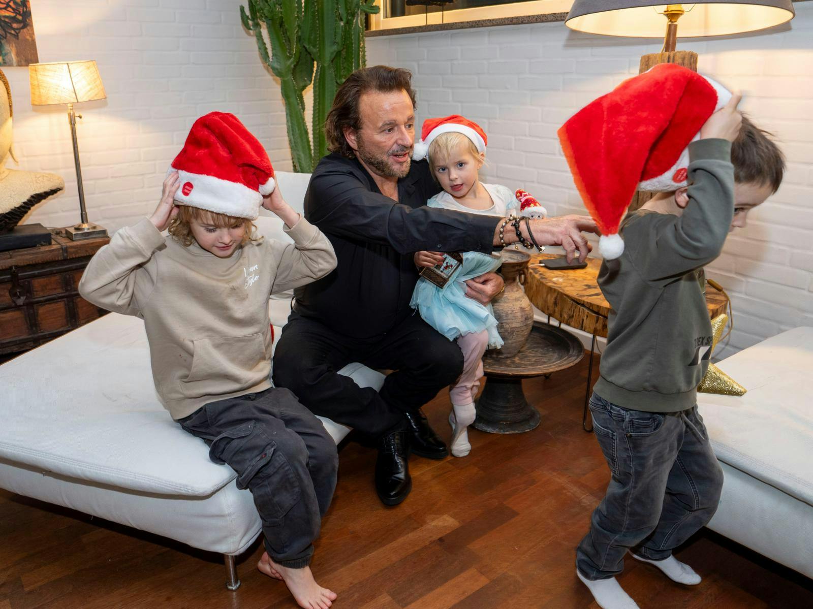 Julen blev fejret i Danmark, men de første seks uger af 2026 er Dennis Knudsen og ungerne i Thailand.