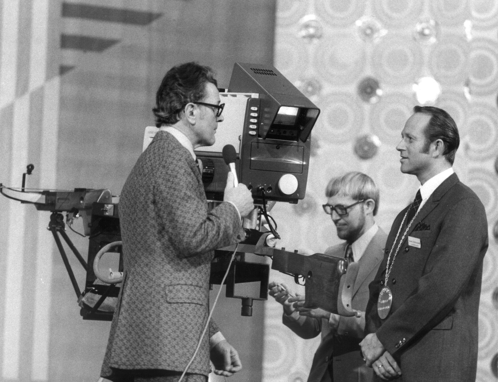 Programchef i Danmarks Radio TV, Otto Leisner som vært i TV quiz programmet'Den Gyldne Pil'. Bagerst anes medvært Palle. Udateret arkivbillede.