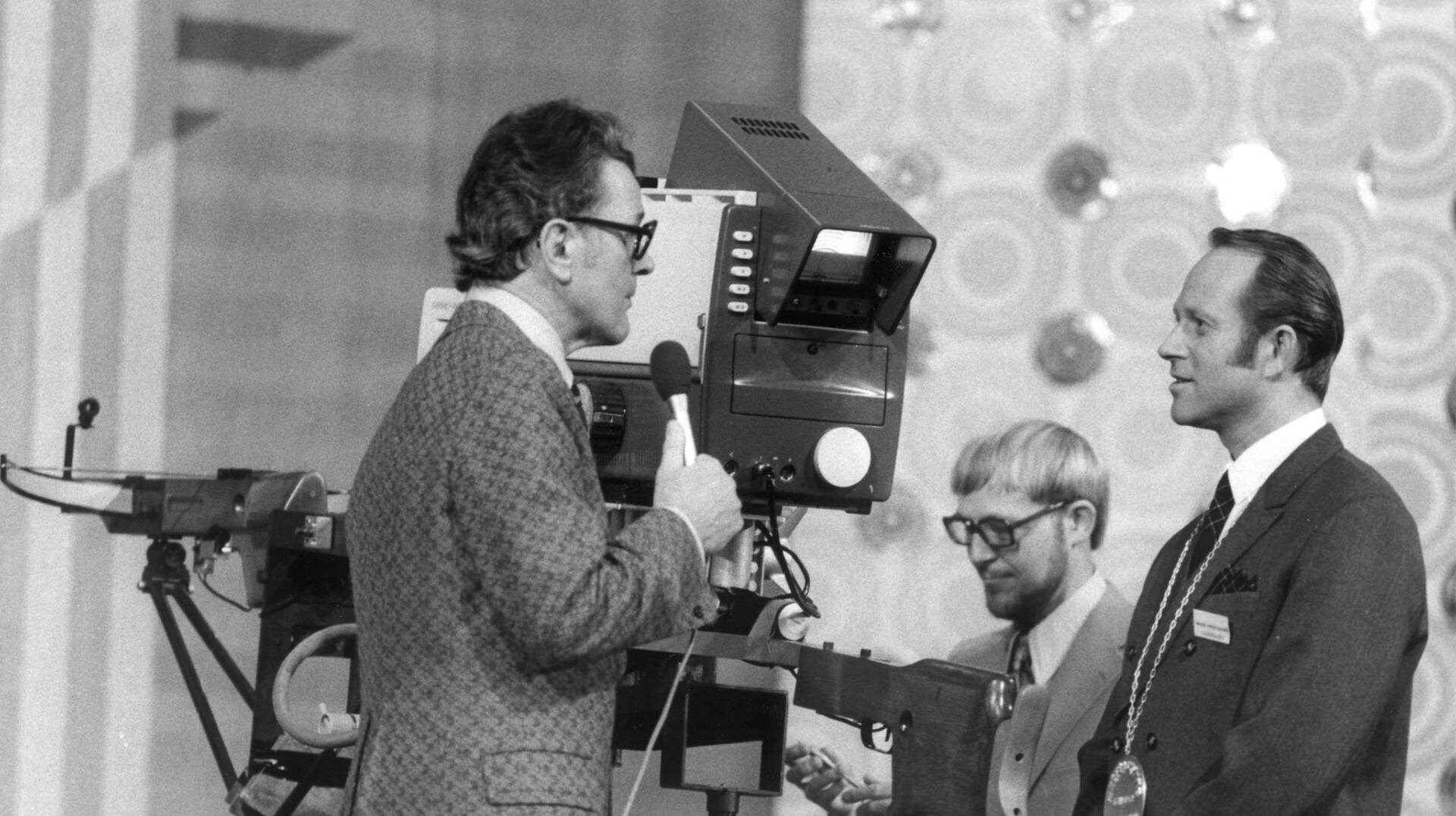 Programchef i Danmarks Radio TV, Otto Leisner som vært i TV quiz programmet'Den Gyldne Pil'. Bagerst anes medvært Palle. Udateret arkivbillede.