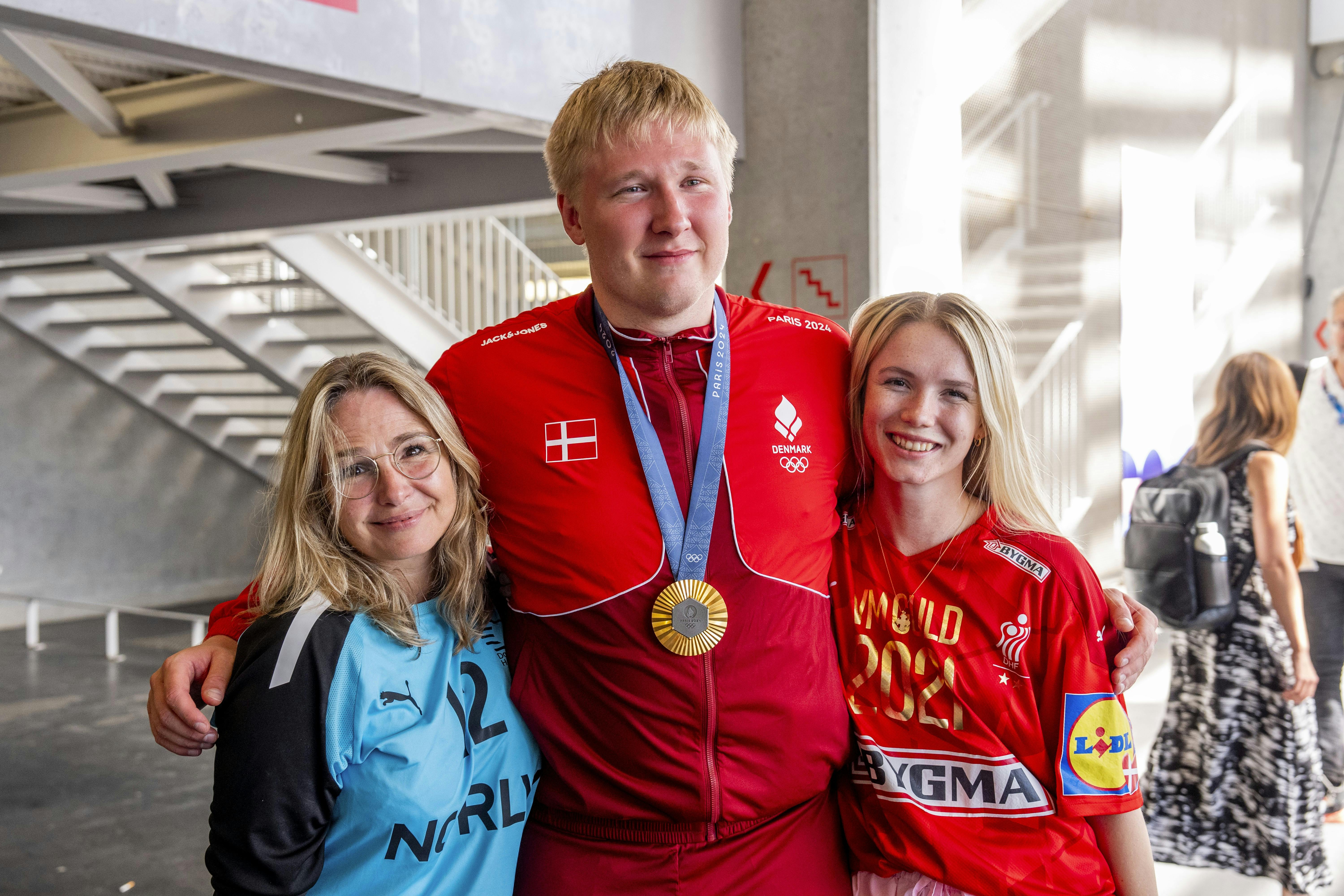 To kvinder, som betyder alt for Emil Nielsen. I den røde trøje ses kæresten Sara, imens Emils Nielsens mor, Stinne, ses i den blå trøje.