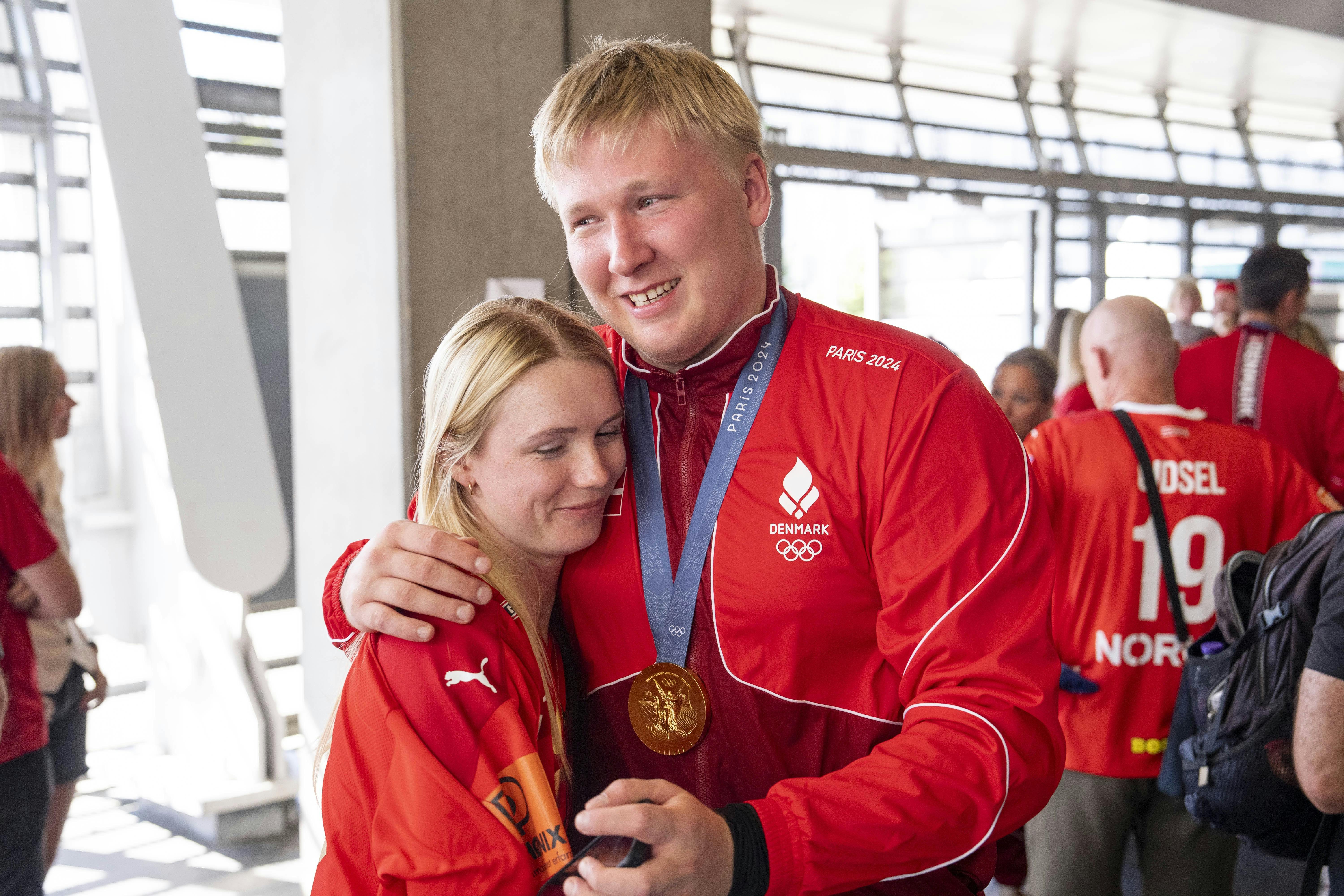 Emil Nielsen tøver ikke ét sekund med at give kæresten Sara Maj Norsgaard Thomsen meget af æren for, at det går så godt for ham på håndboldbanen.