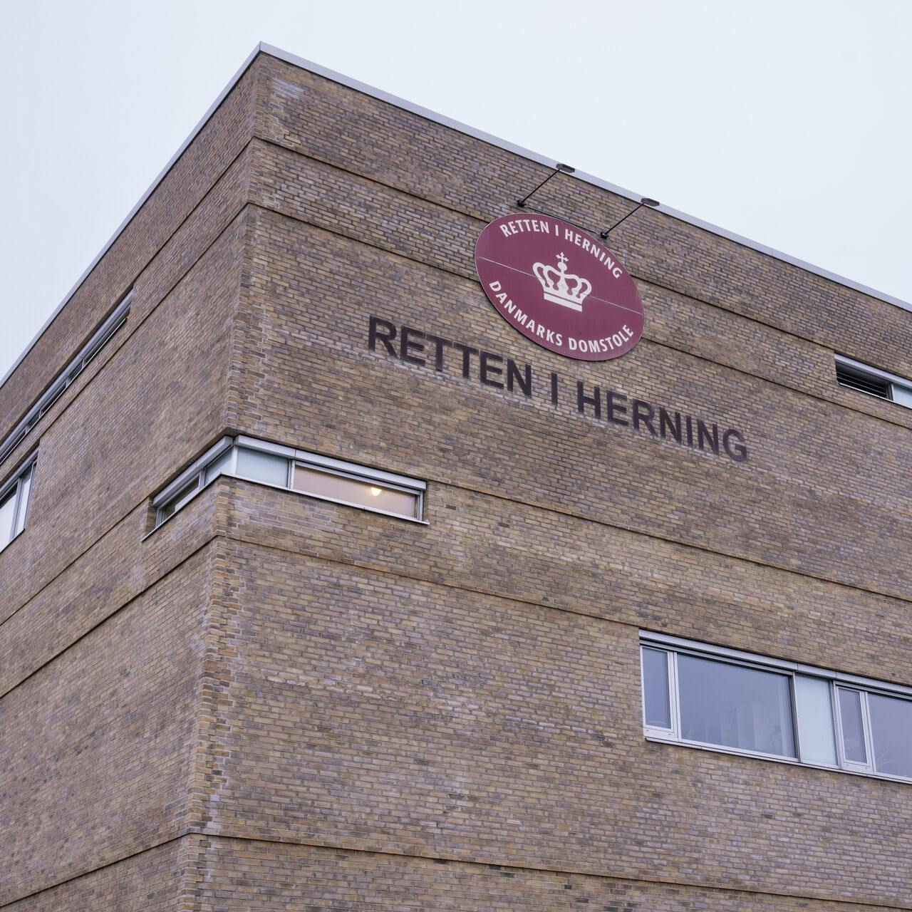 Retten i Herning skal danne ramme om sagen på et seneste tidspunkt. Her kræver anklagemyndigheden fængselsstraf til kvinden.