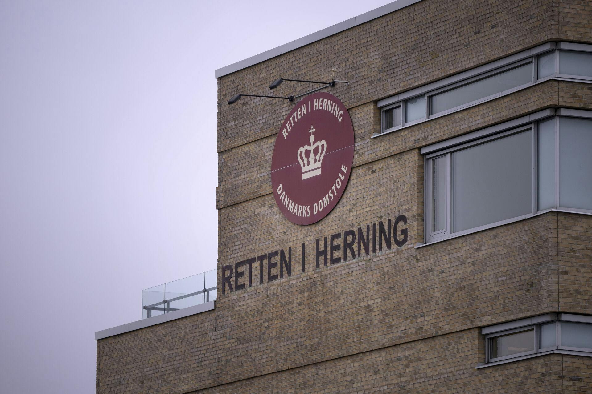 Retten i Herning skulle onsdag have dannet ramme om bedragerisagen.