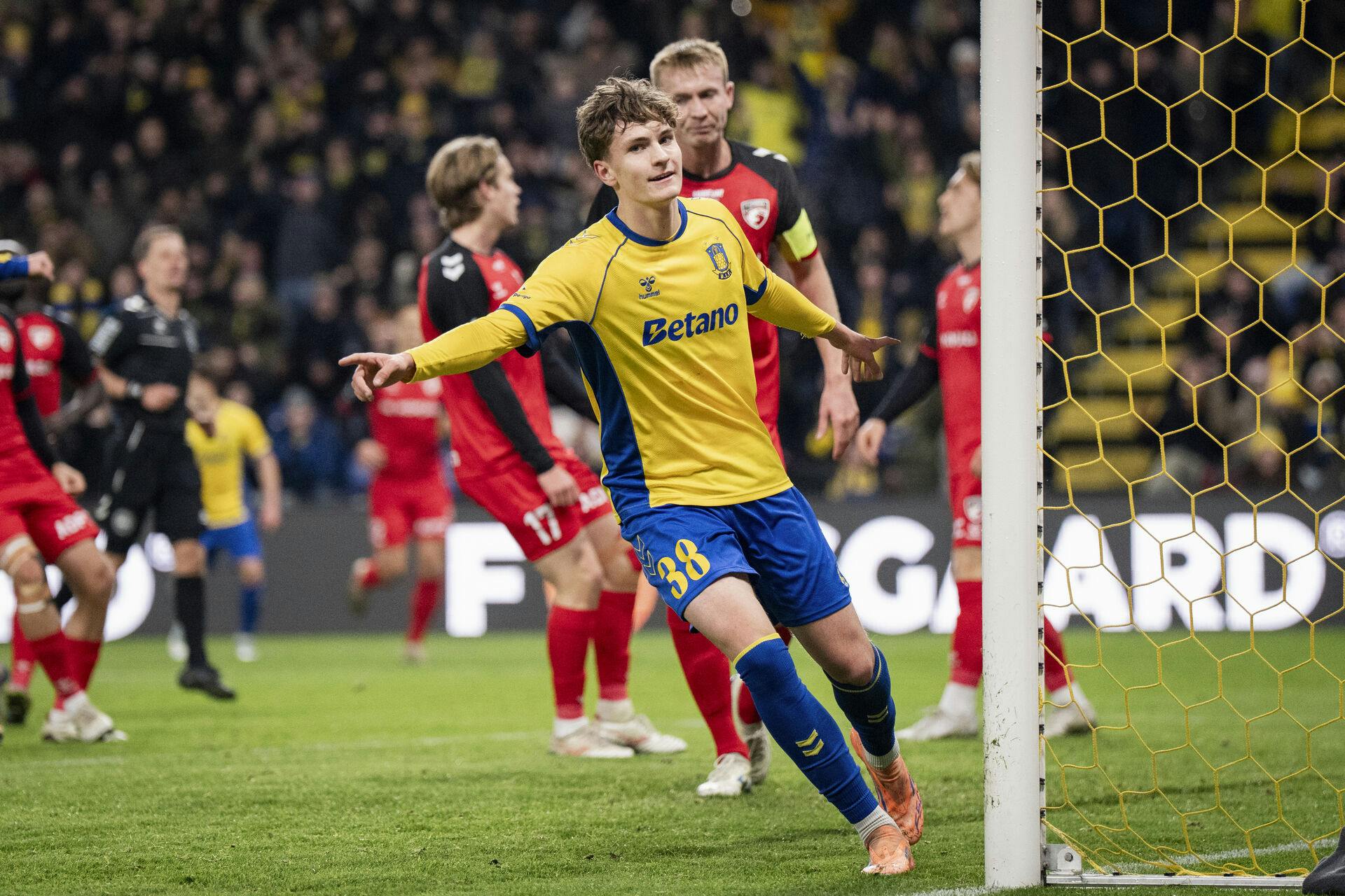 Jacob Ambæk har sat sin underskrift på en ny kontrakt med Brøndby IF, der gælder frem til udgangen af 2028. Det 17-årige angrebstalent har allerede markeret sig stærkt i Superligaen.