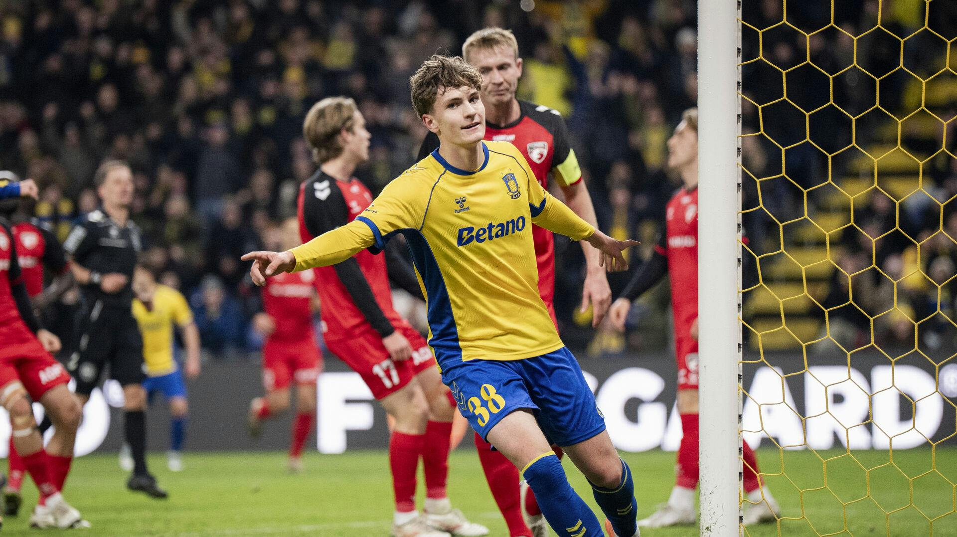 Jacob Ambæk har sat sin underskrift på en ny kontrakt med Brøndby IF, der gælder frem til udgangen af 2028. Det 17-årige angrebstalent har allerede markeret sig stærkt i Superligaen.