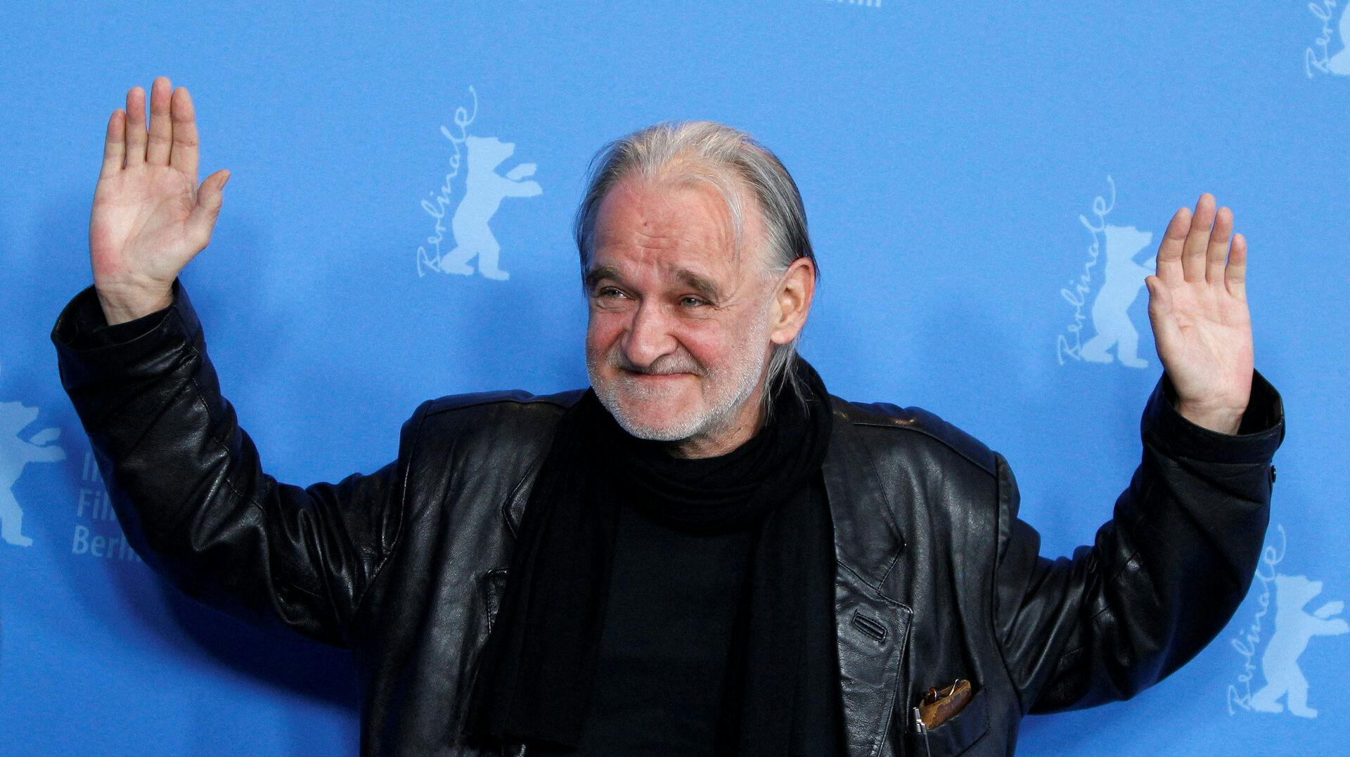 FILE PHOTO: Hungarian director Bela Tarr poses during a photocall for his movie 'A Torinoi Lo' (The Turin Horse) at the 61st Berlinale International Film Festival in Berlin February 15, 2011. REUTERS/Christian Charisius/File Photo