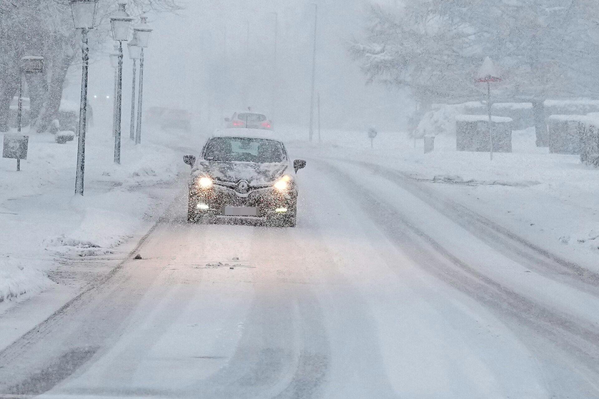 Snestormen rammer onsdag især Nordjylland, hvor kraftigt snefald og blæst lige nu skaber de største problemer.