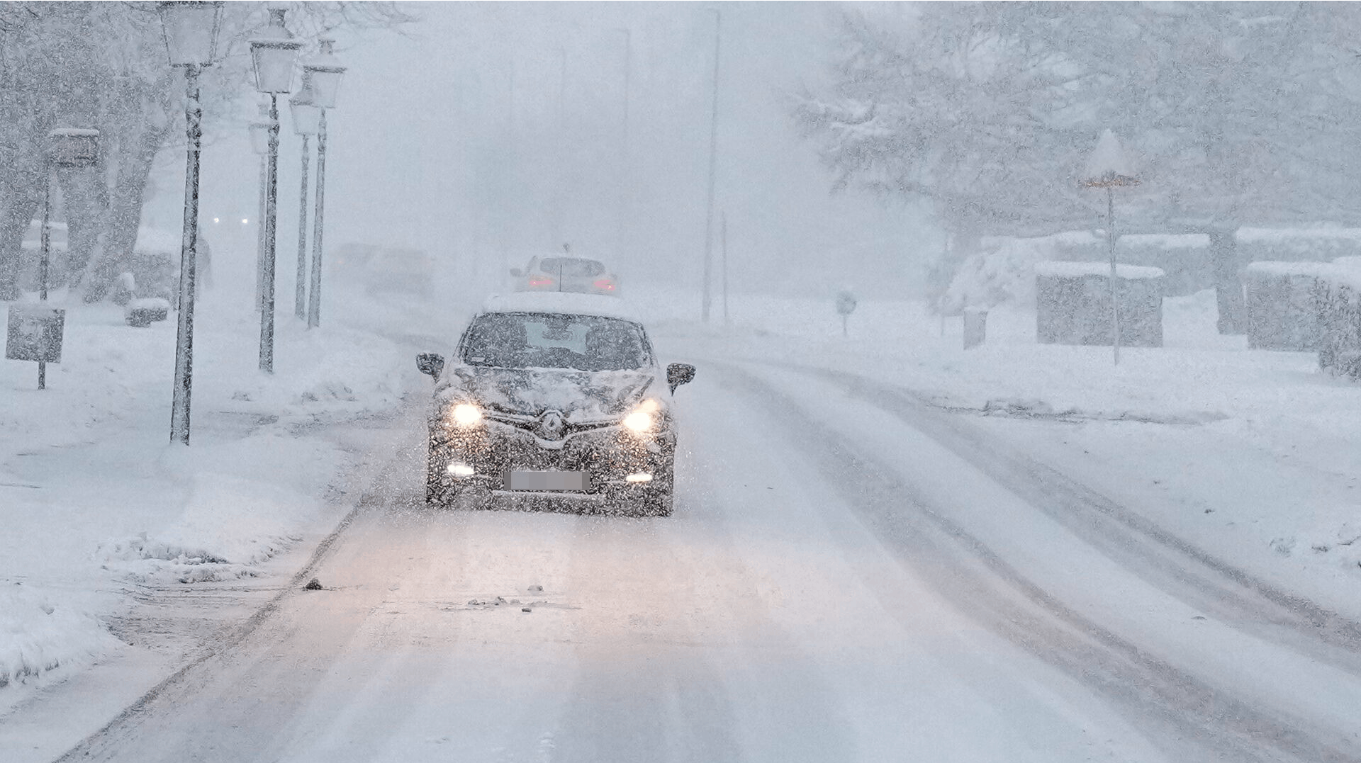 Snestormen rammer onsdag især Nordjylland, hvor kraftigt snefald og blæst lige nu skaber de største problemer.