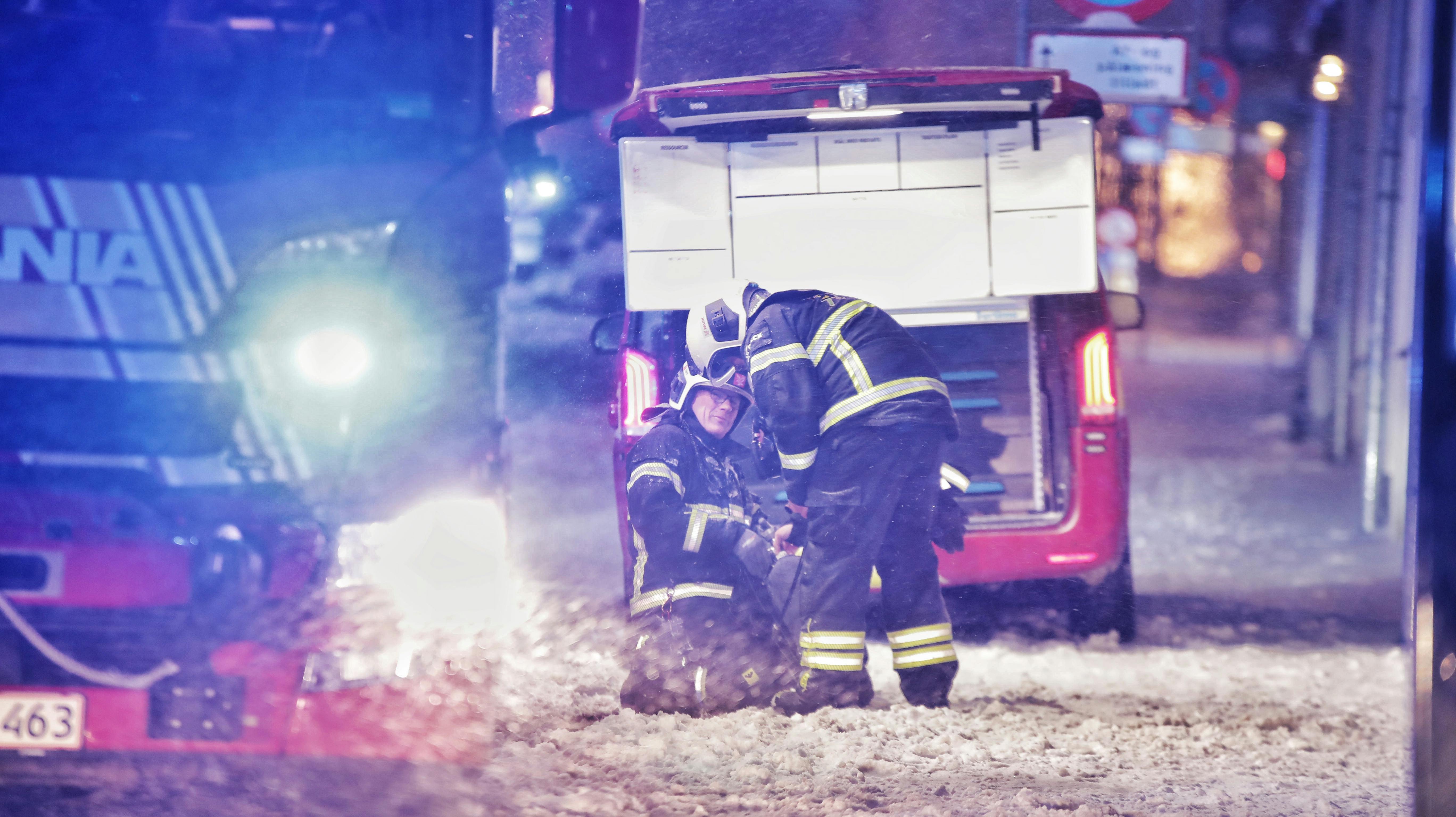 Politi og brandvæsen rykkede ud til lejlighedsbranden, hvor en kvinde blev fundet død.