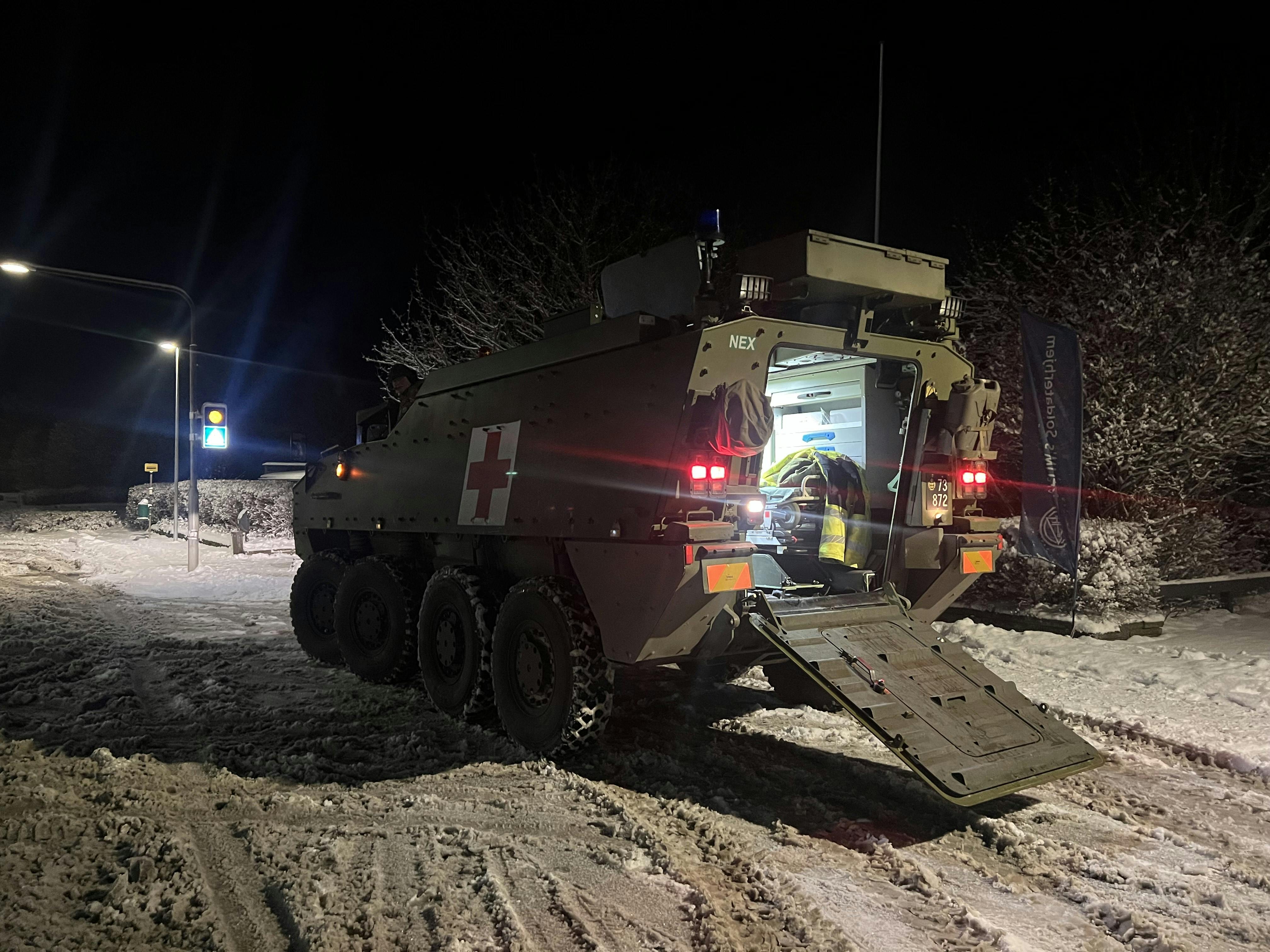 Sneplove, terrængående køretøjer og udstyr fra Forsvaret og Beredskabet står klar i Nordjylland, hvor alt er gjort parat til at håndtere snestormens udfordringer.