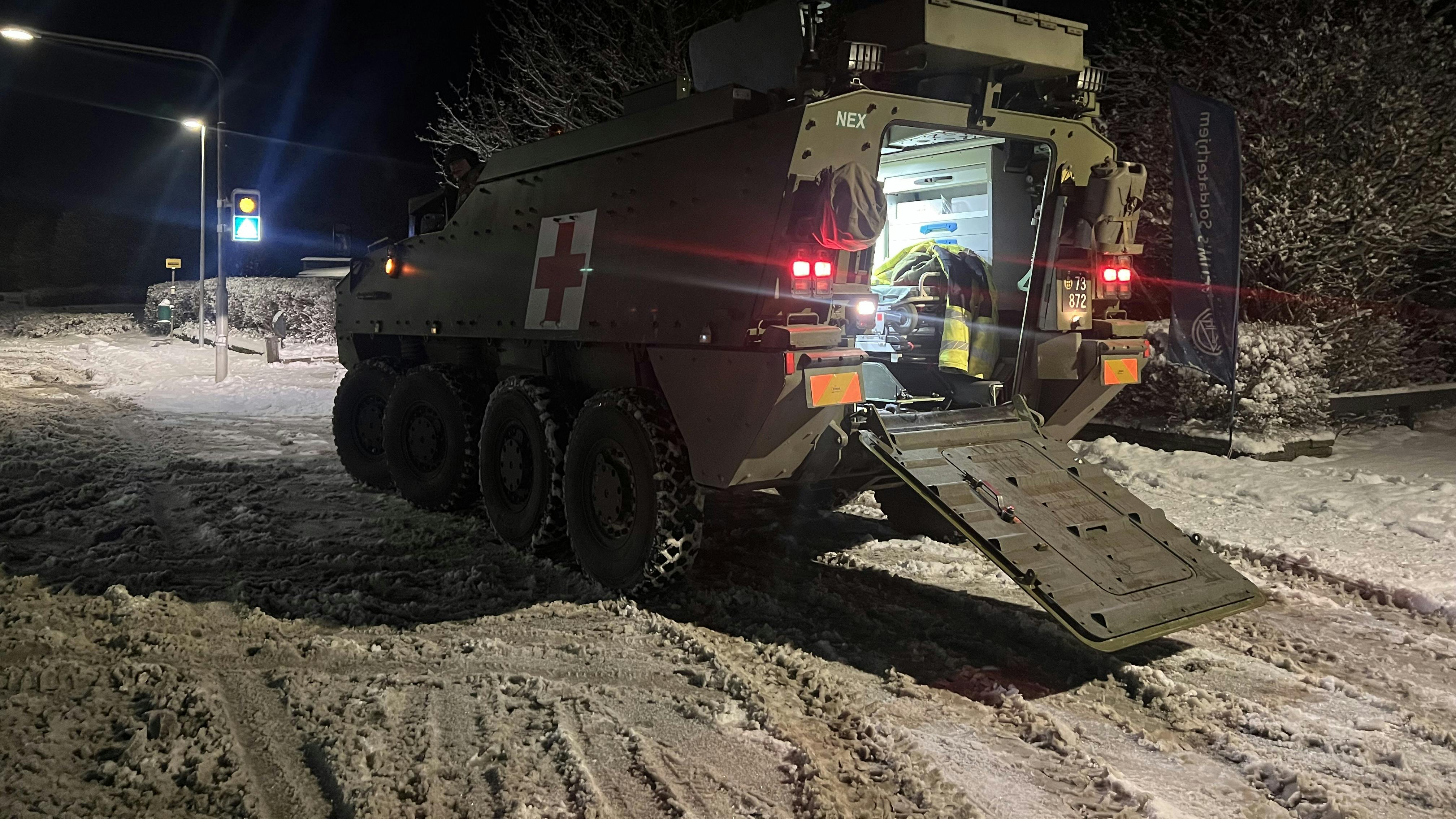 Sneplove, terrængående køretøjer og udstyr fra Forsvaret og Beredskabet står klar i Nordjylland, hvor alt er gjort parat til at håndtere snestormens udfordringer.
