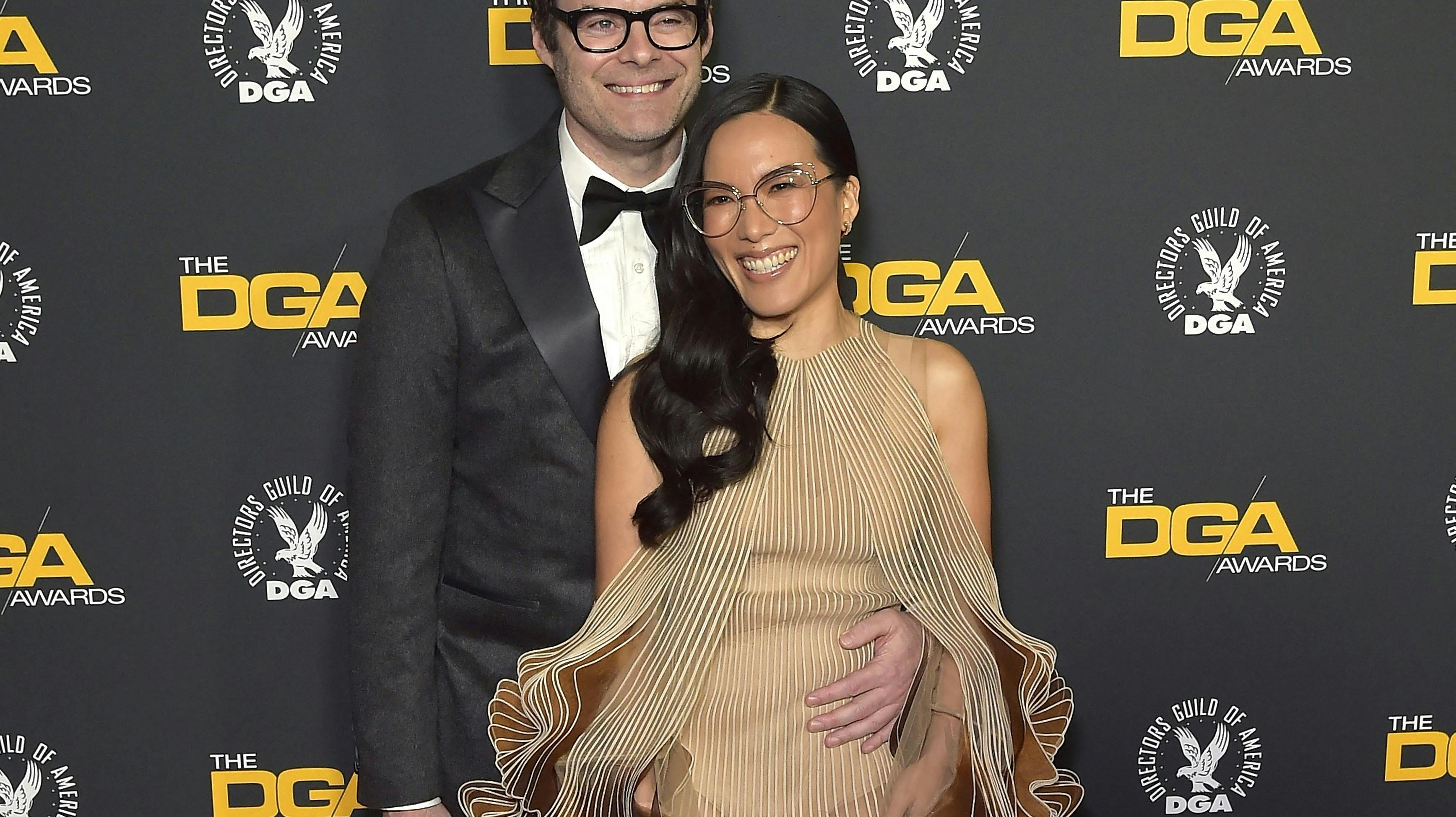 Bill Hader og Ali Wong gik hånd i hånd på løberen i februar sidste år. Nu er det slut.