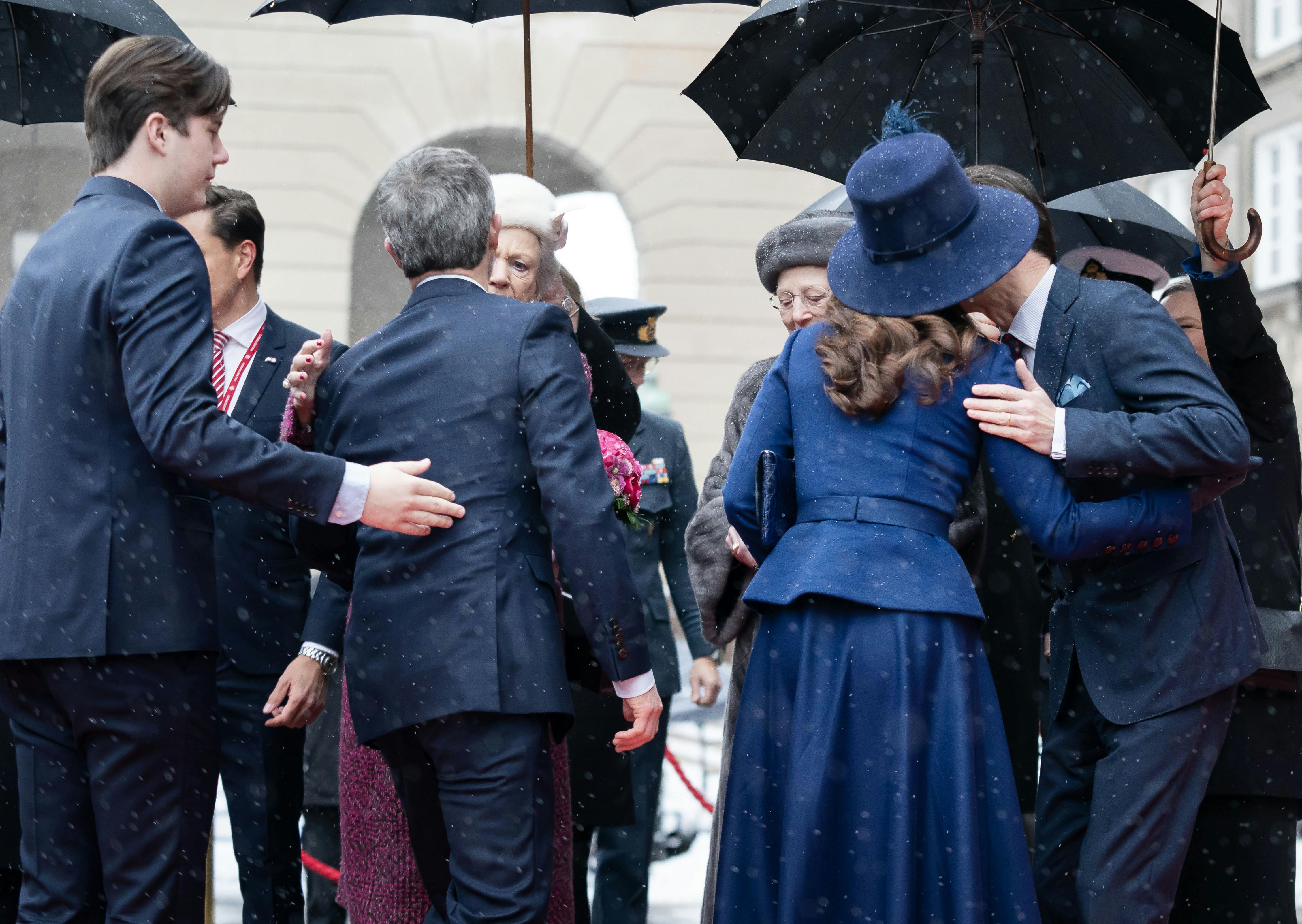 Her krammer prins Joachim og dronning Mary ved tronskiftet i januar 2024