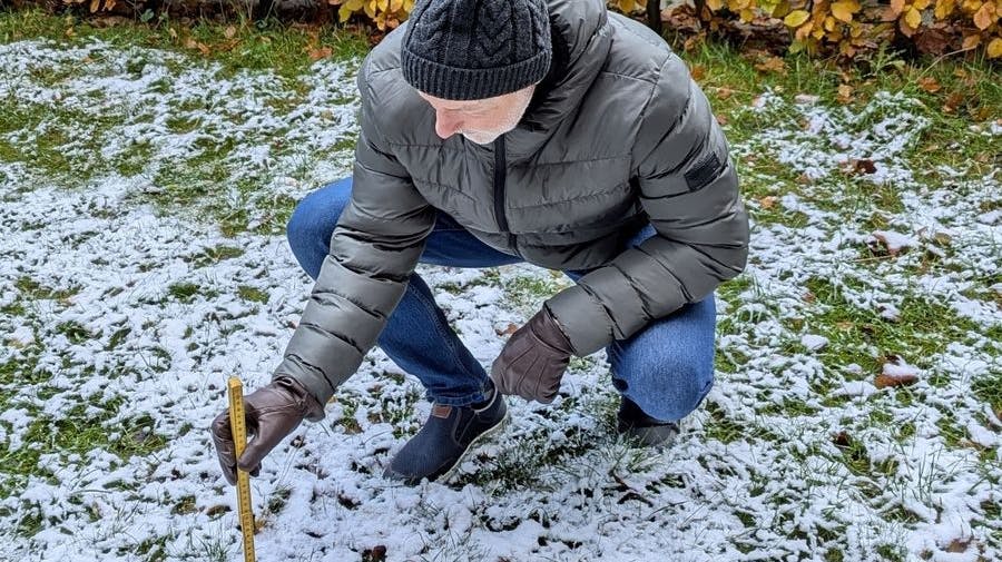 Det går viralt, når DMI søger efter nye sneobservatører. Her er det klimatolog Mikael Scharling, der demonstrerer arbejdet, som de ansatte alle får en tjenstligt tommestok udleveret til at udføre.