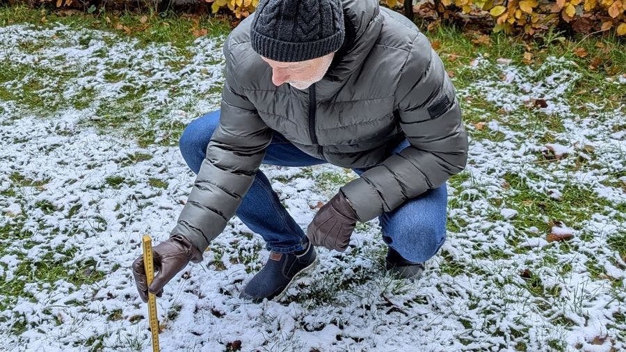 Det går viralt, når DMI søger efter nye sneobservatører. Her er det klimatolog Mikael Scharling, der demonstrerer arbejdet, som de ansatte alle får en tjenstligt tommestok udleveret til at udføre.