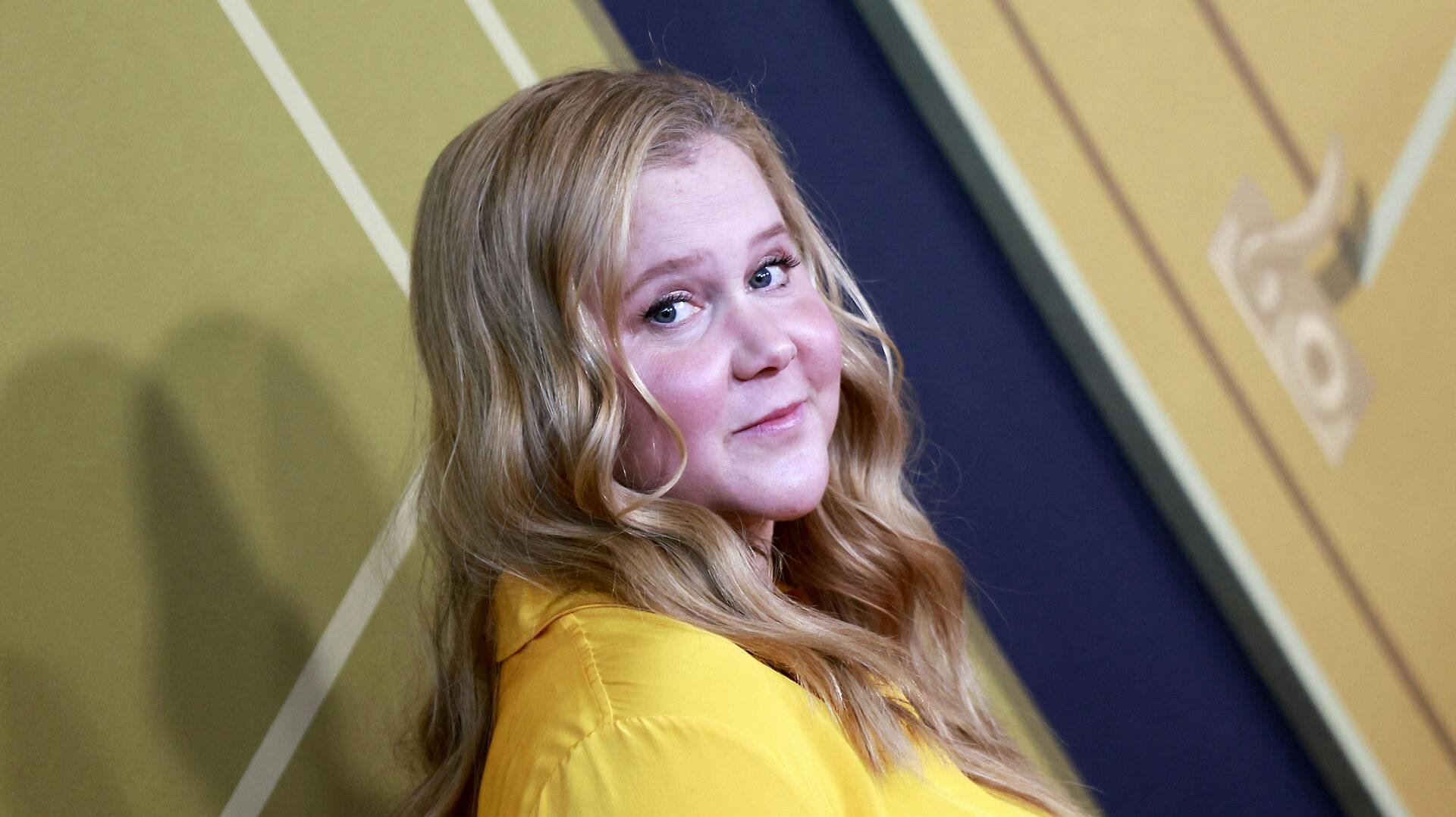 Amy Schumer er single og ready to mingle.