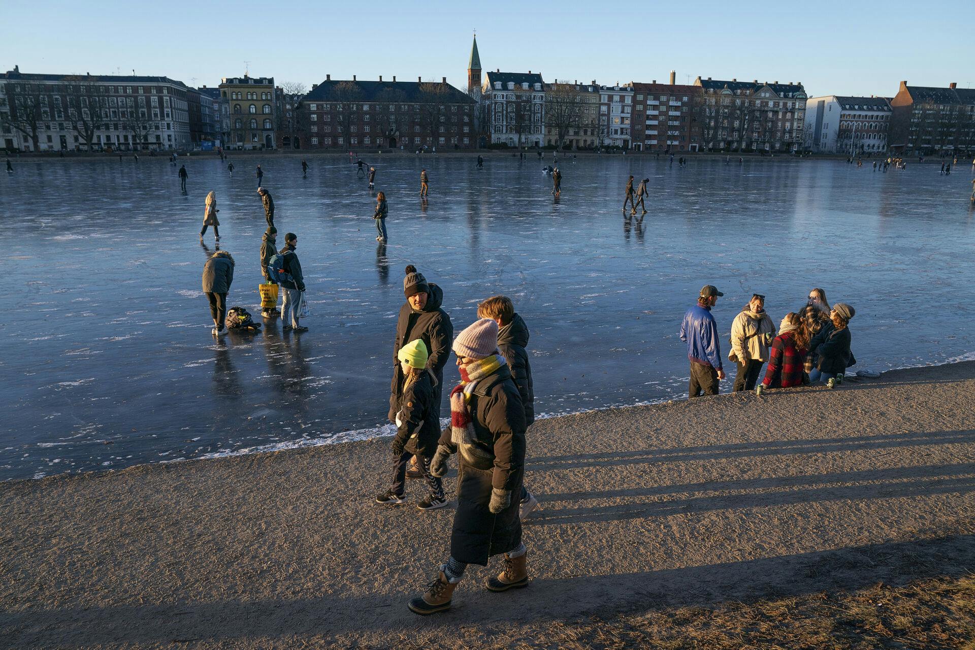 Folk går tur omkring Sortedams Sø i København, lørdag den 13. februar 2021. Mange københavnere benytter det flotte solskinsvejr i vinterferien til en gåtur under coronanedlukningen.. (Foto: Claus Bech/Ritzau Scanpix)