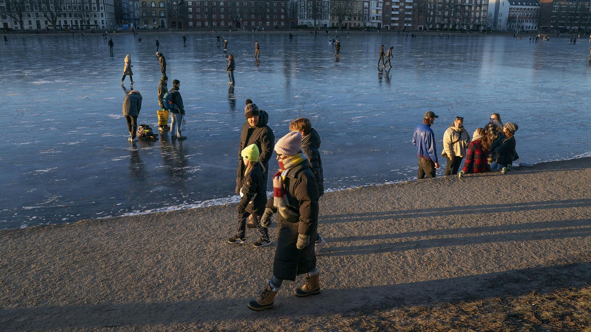Folk går tur omkring Sortedams Sø i København, lørdag den 13. februar 2021. Mange københavnere benytter det flotte solskinsvejr i vinterferien til en gåtur under coronanedlukningen.. (Foto: Claus Bech/Ritzau Scanpix)