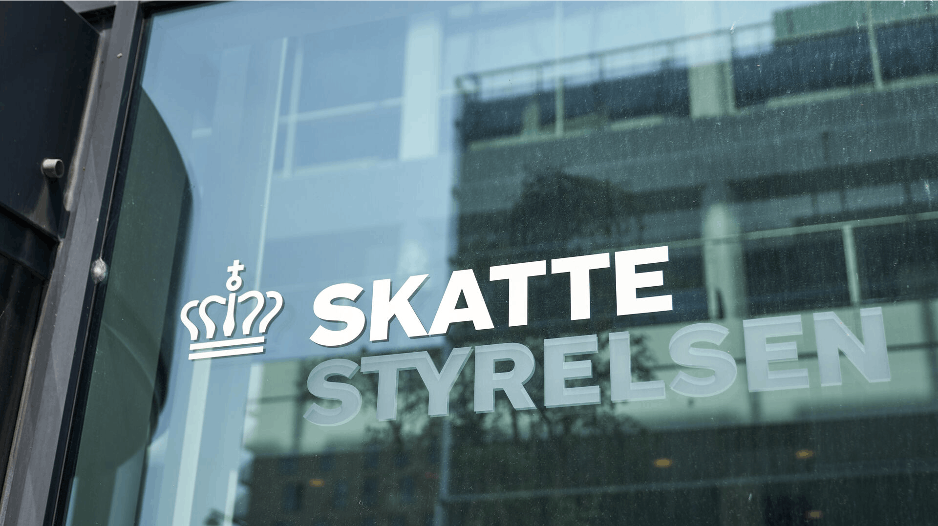 Skattestyrelsen har taget udlæg for store beløb i de to ejeres private boliger.