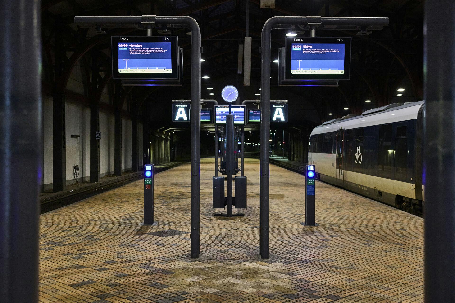 Togpassagerer mod nord skal snart tage tage bussen fra Aarhus. Først efter uge 16 - 20. april - kommer togene tilbage.