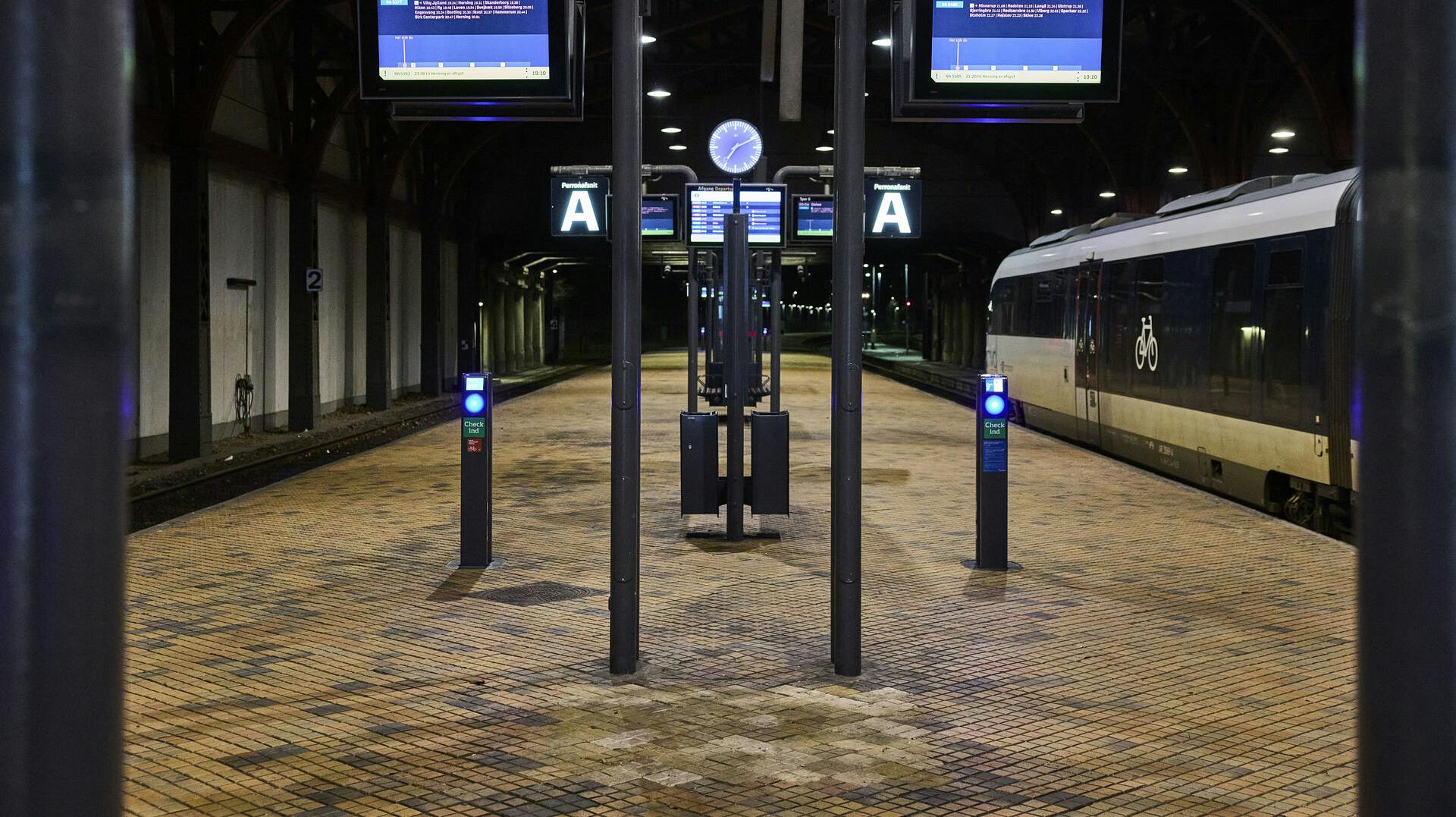 Togpassagerer mod nord skal snart tage tage bussen fra Aarhus. Først efter uge 16 - 20. april - kommer togene tilbage.