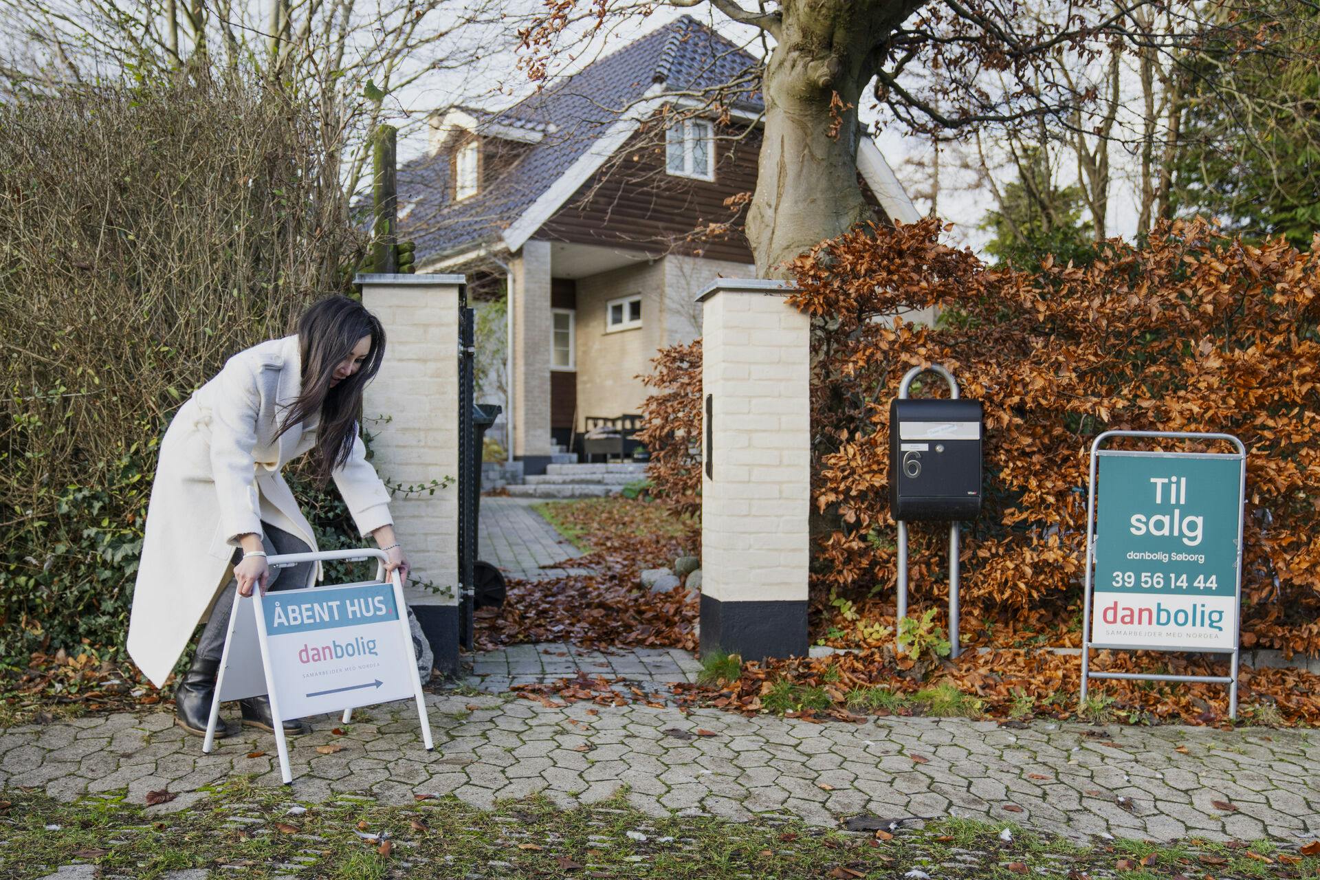 Så bliver de længe ventede ejendomsvurderinger udskudt igen. Det er en forsinkelse, der rammer hundredtusindvis af boligejere.