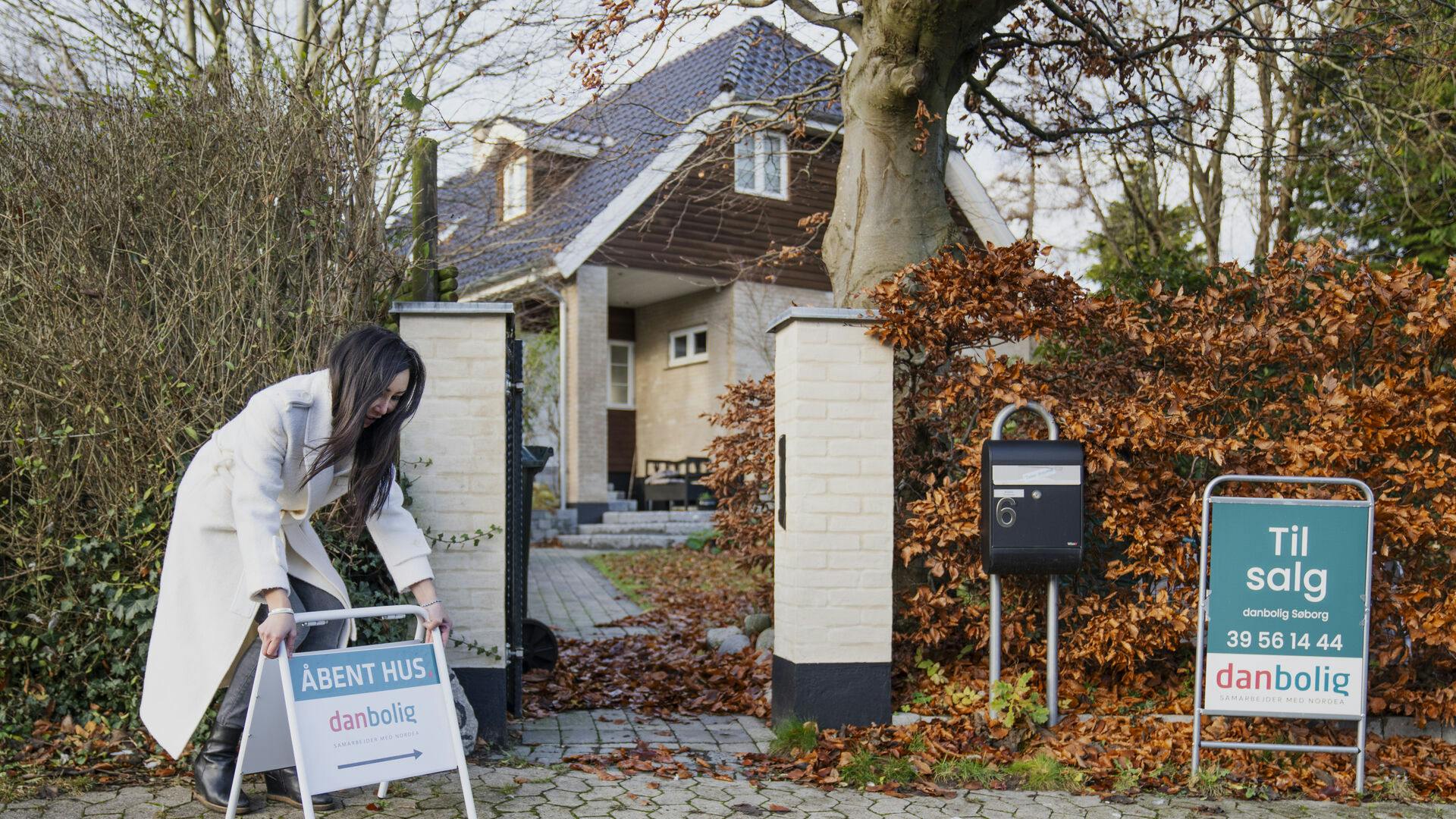 Så bliver de længe ventede ejendomsvurderinger udskudt igen. Det er en forsinkelse, der rammer hundredtusindvis af boligejere.