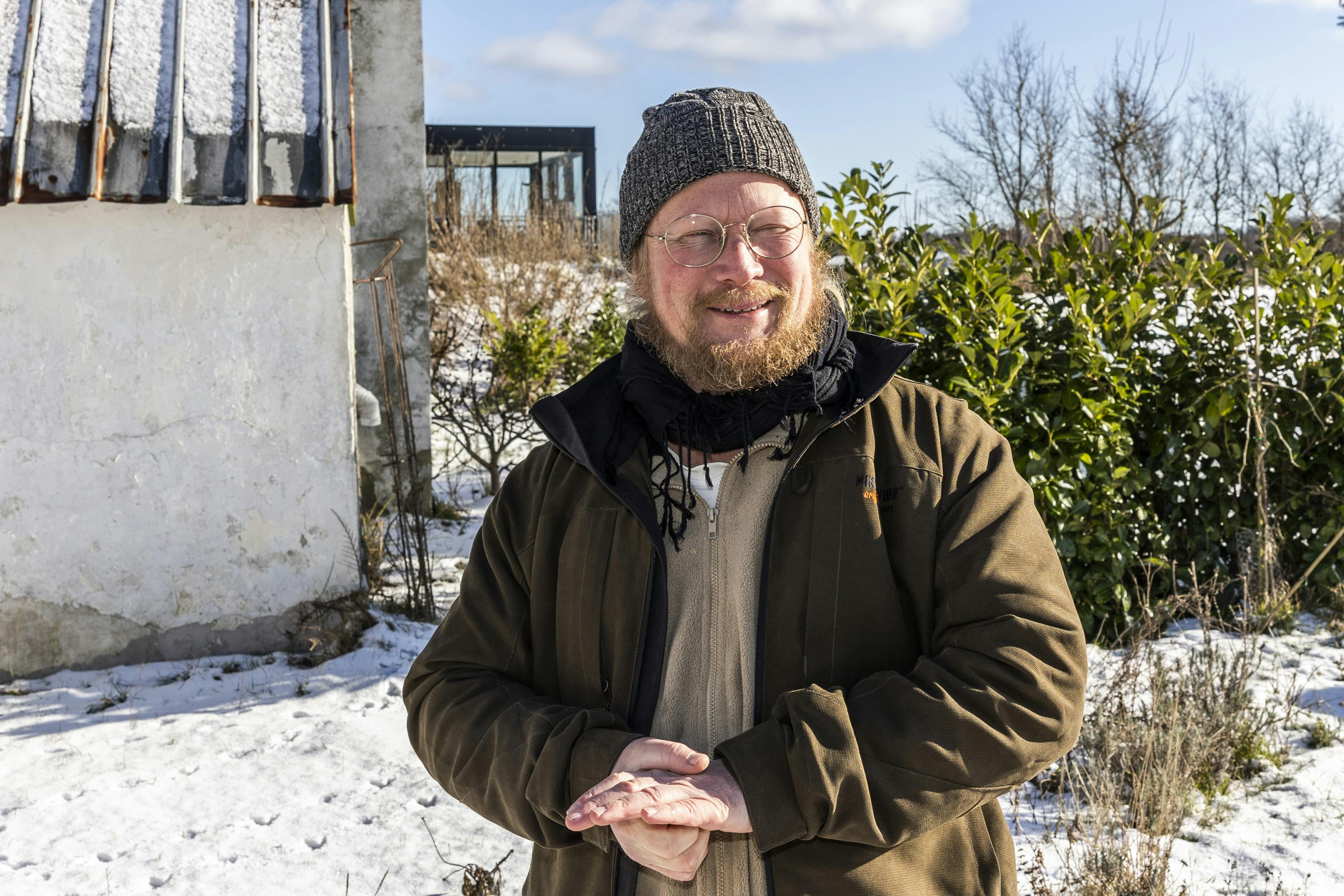 45-årige Markus Hvass - der ifølge ham selv er hovedpersonen i TV2-dokumentaren "Naboen fra helvede" - står over for omfattende anklager om chikane af hans nabo, Minigolfparken Højby.